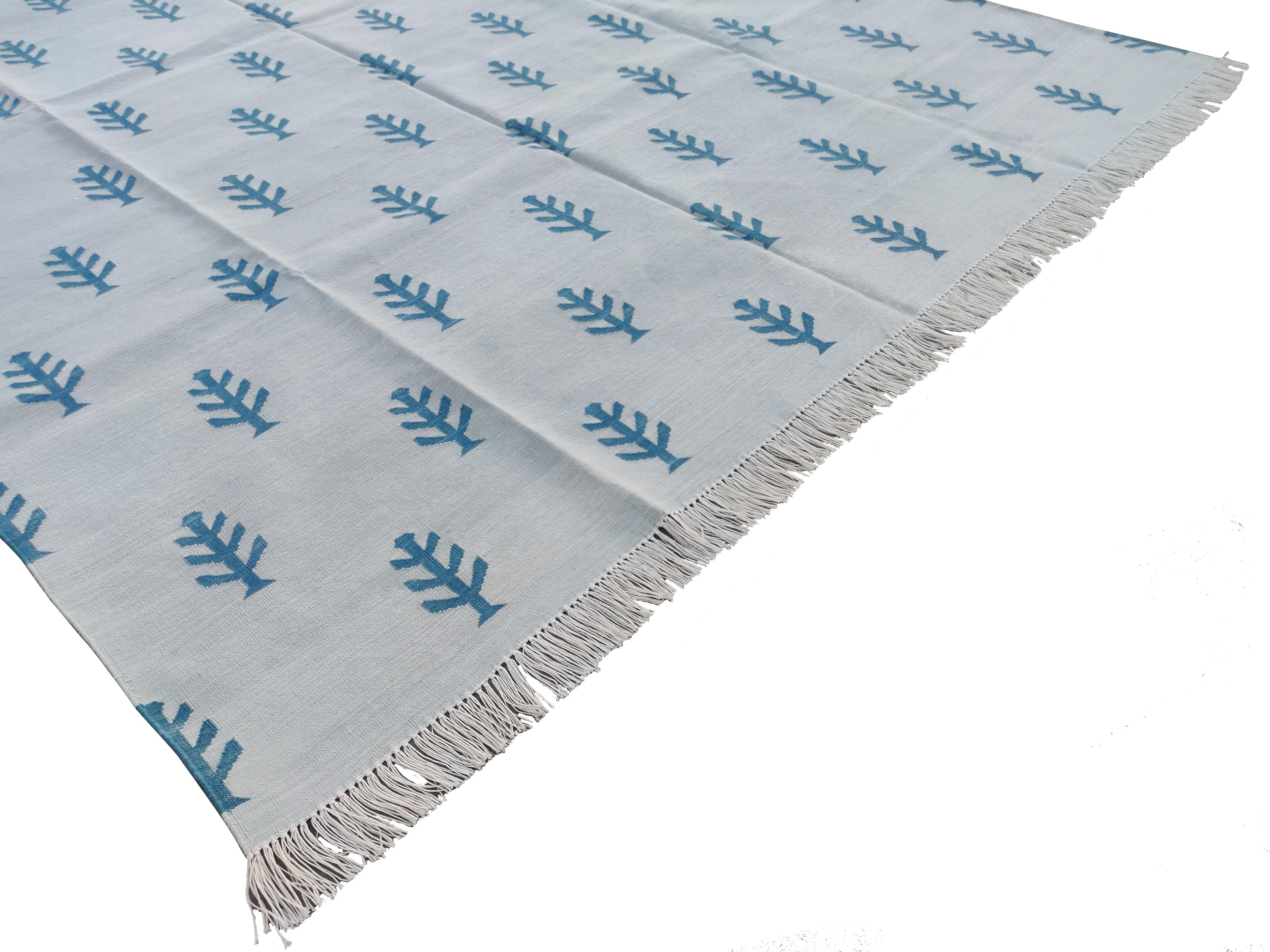 Mid-Century moderno Tappeto a tessitura piatta in cotone fatto a mano, Dhurrie indiano grigio e bianco con motivo ad albero in vendita