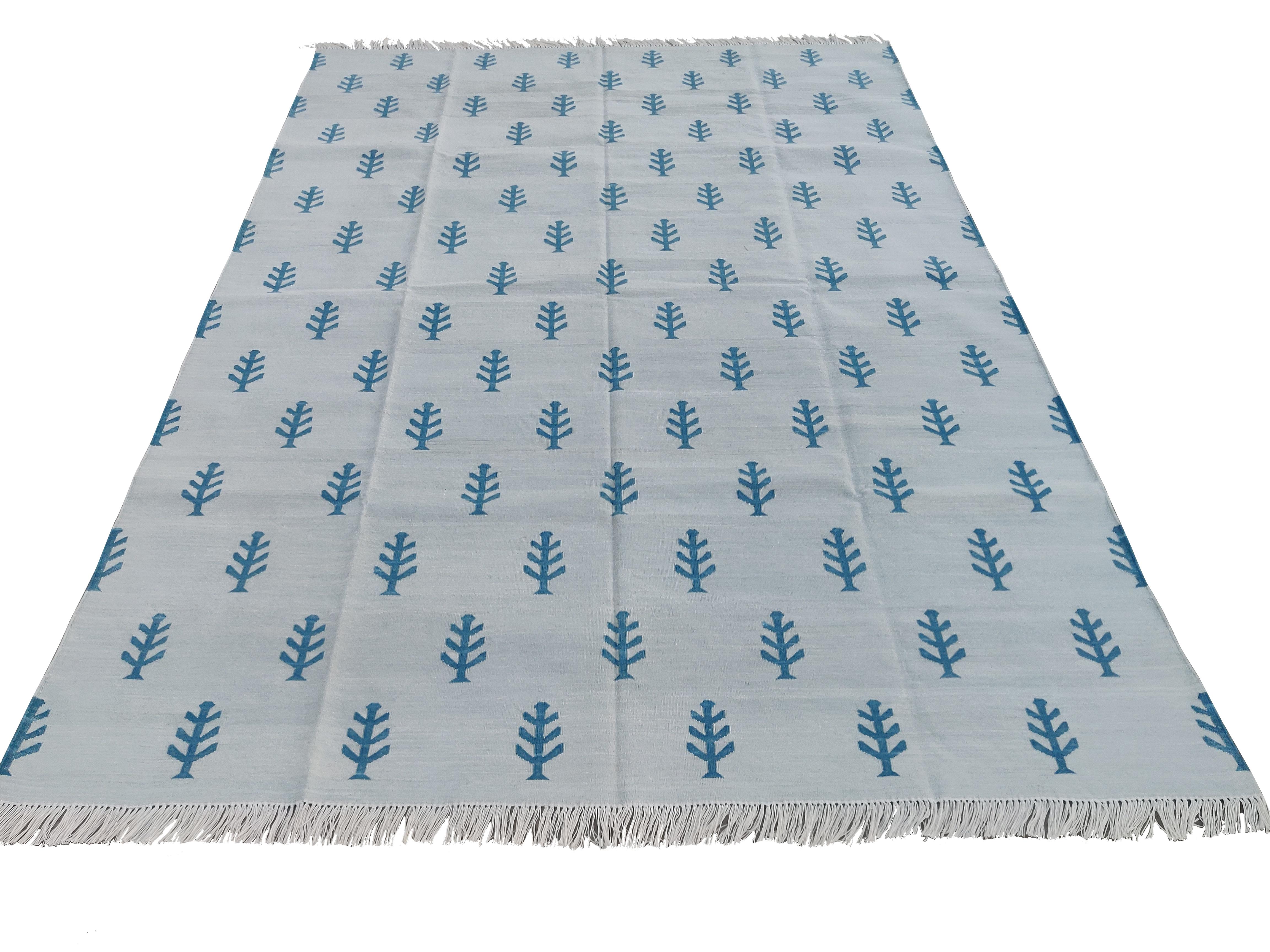 Tessuto a mano Tappeto a tessitura piatta in cotone fatto a mano, Dhurrie indiano grigio e bianco con motivo ad albero in vendita