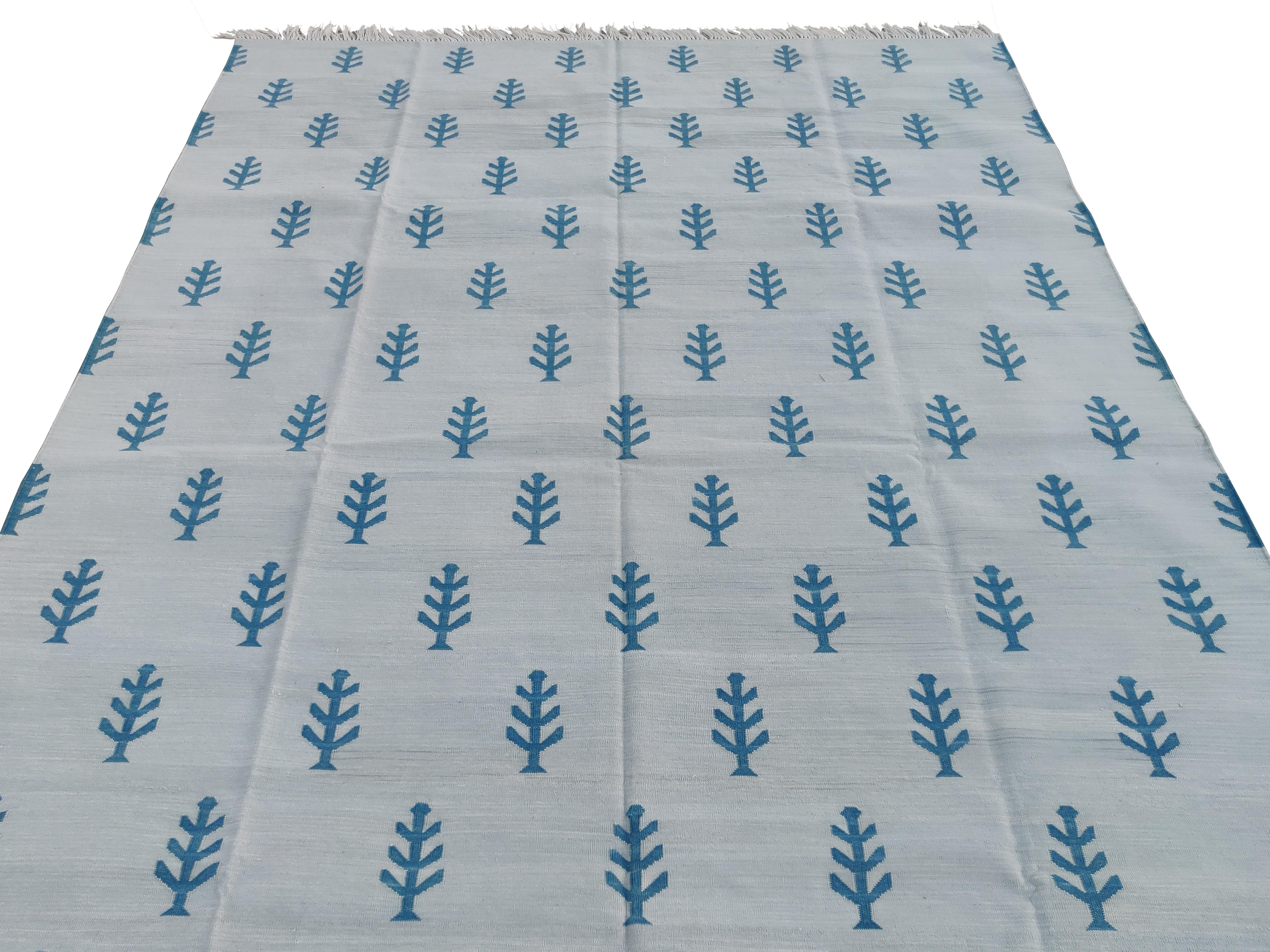 Tappeto a tessitura piatta in cotone fatto a mano, Dhurrie indiano grigio e bianco con motivo ad albero In condizioni Nuovo in vendita a Jaipur, IN