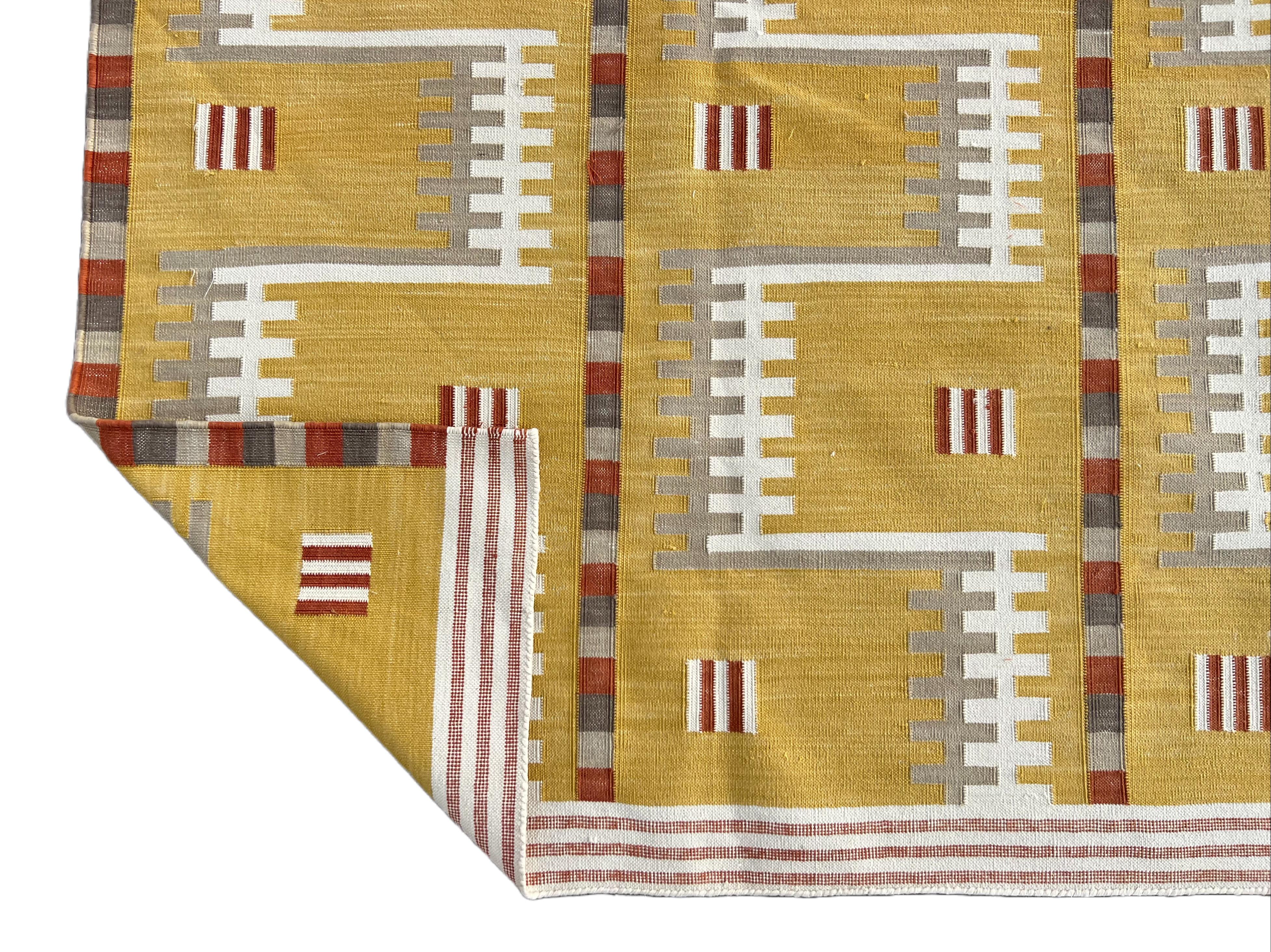 Handgefertigter Flachgewebe-Teppich aus Baumwolle, Senf und Beige, geometrisch, indischer Dhurrie, Dhurrie im Angebot 4