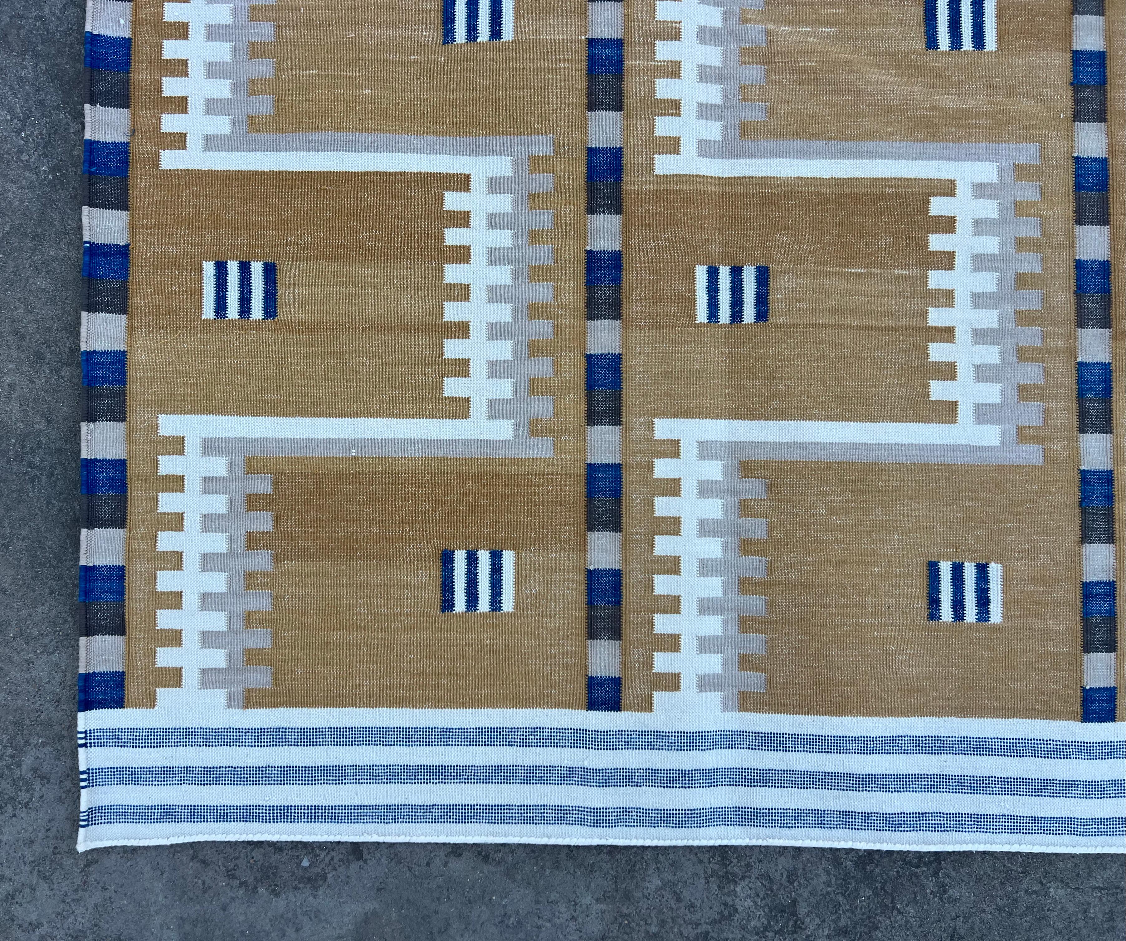 Handgefertigter Flachgewebe-Teppich aus Baumwolle, Senf und Beige, geometrisch, indischer Dhurrie, Dhurrie im Angebot 4