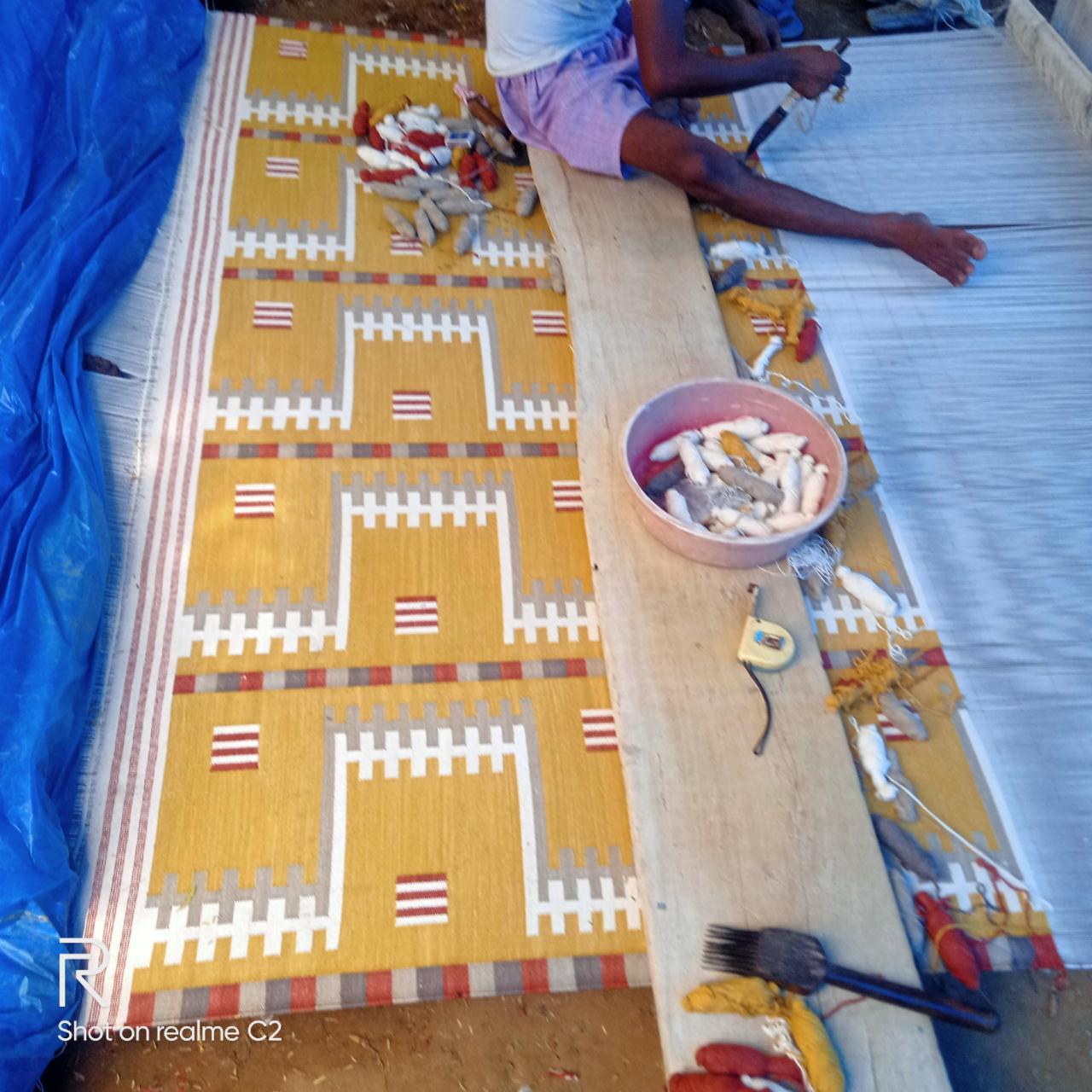Handgefertigter Flachgewebe-Teppich aus Baumwolle, Senf und Beige, geometrisch, indischer Dhurrie, Dhurrie (Indisch) im Angebot