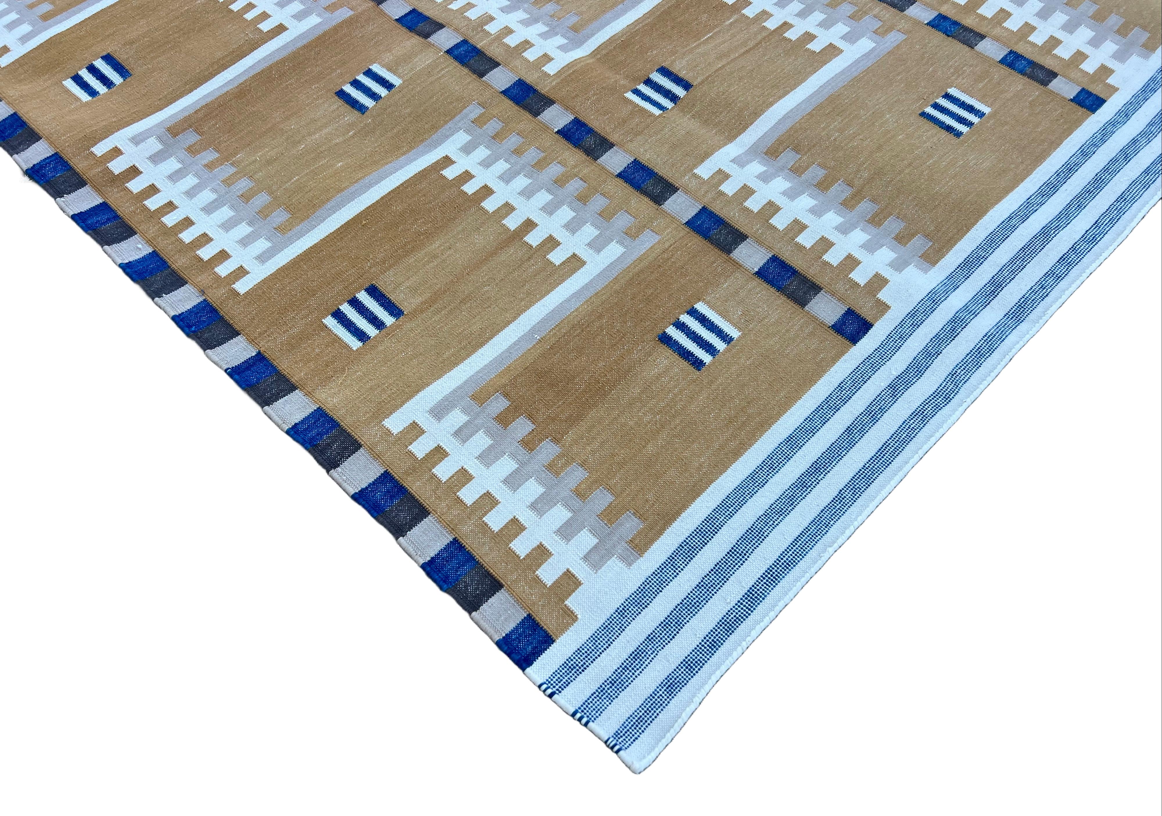 Handgefertigter Flachgewebe-Teppich aus Baumwolle, Senf und Beige, geometrisch, indischer Dhurrie, Dhurrie (Indisch) im Angebot