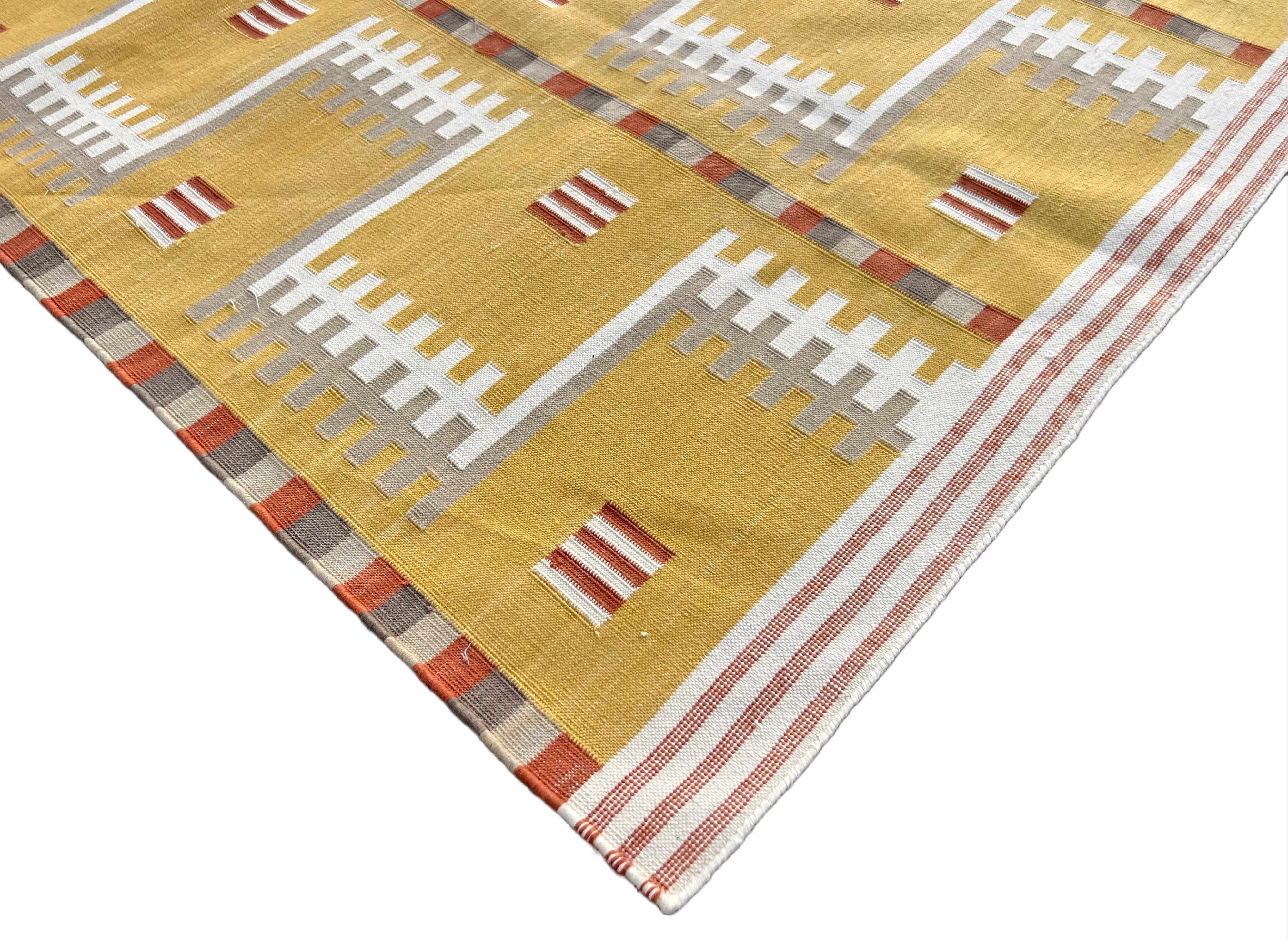 Handgefertigter Flachgewebe-Teppich aus Baumwolle, Senf und Beige, geometrisch, indischer Dhurrie, Dhurrie (Handgewebt) im Angebot