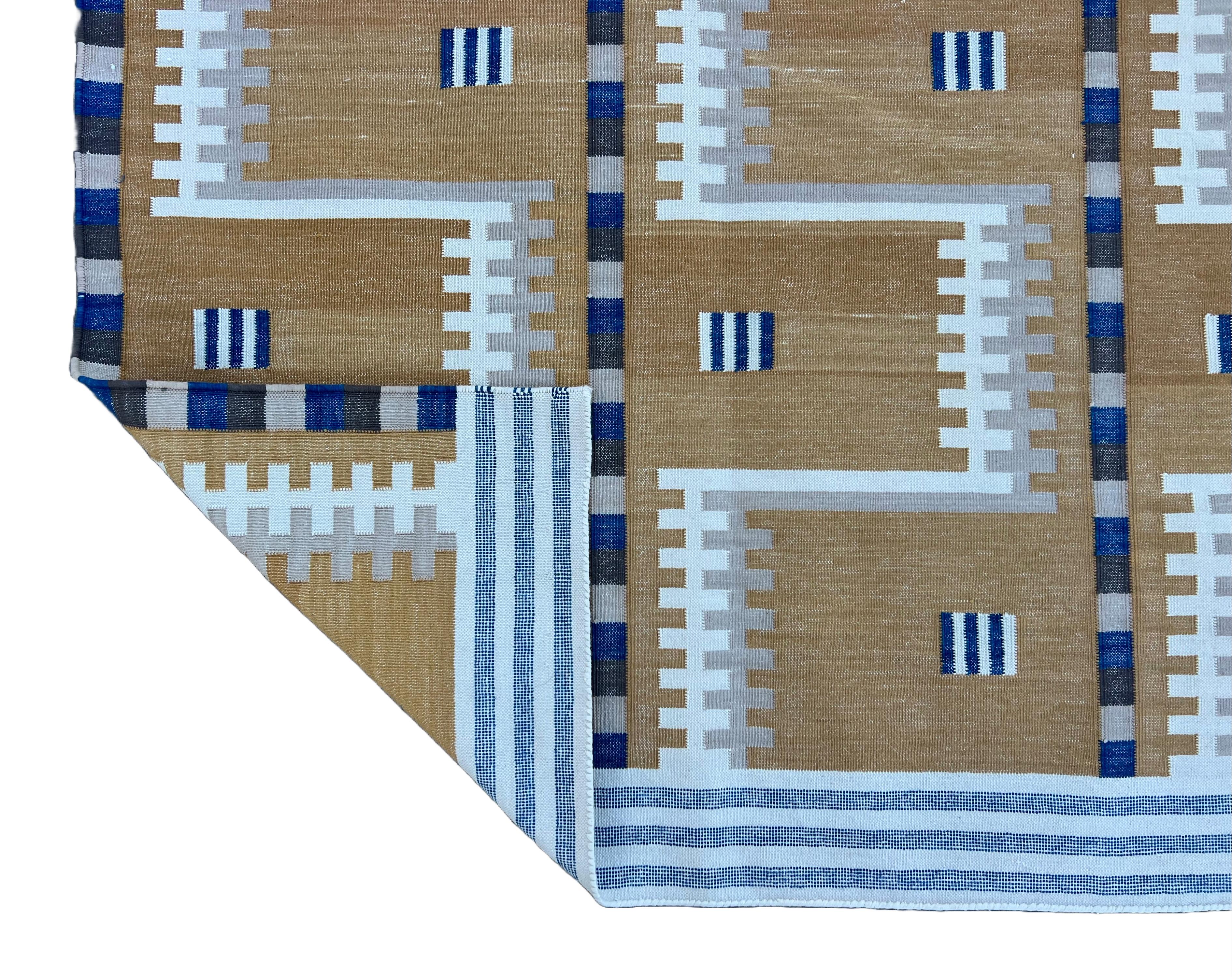 Handgefertigter Flachgewebe-Teppich aus Baumwolle, Senf und Beige, geometrisch, indischer Dhurrie, Dhurrie im Angebot 1