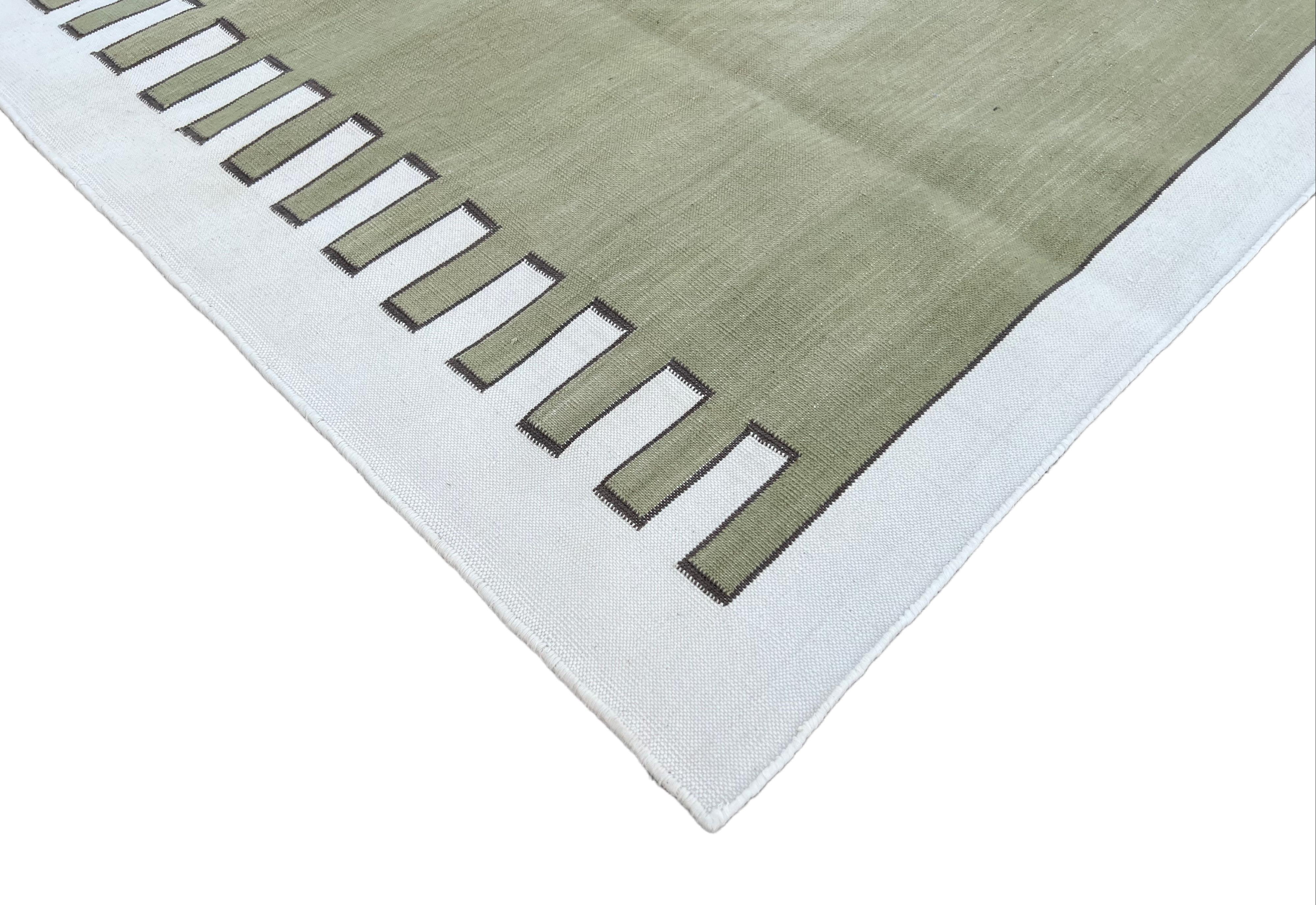Handmade Cotton Area Flat Weave Rug, Olive Green & Cream Zig Zag Striped Dhurrie In New Condition For Sale In Jaipur, IN