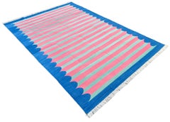 Alfombra de algodón hecha a mano de tejido plano, alfombra Dhurrie de rayas festoneadas rosas y azules