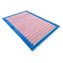 Handgefertigter Flachgewebe-Teppich aus Baumwolle, rosa und blau gestreifter Dhurrie-Teppich mit Wellenschliff