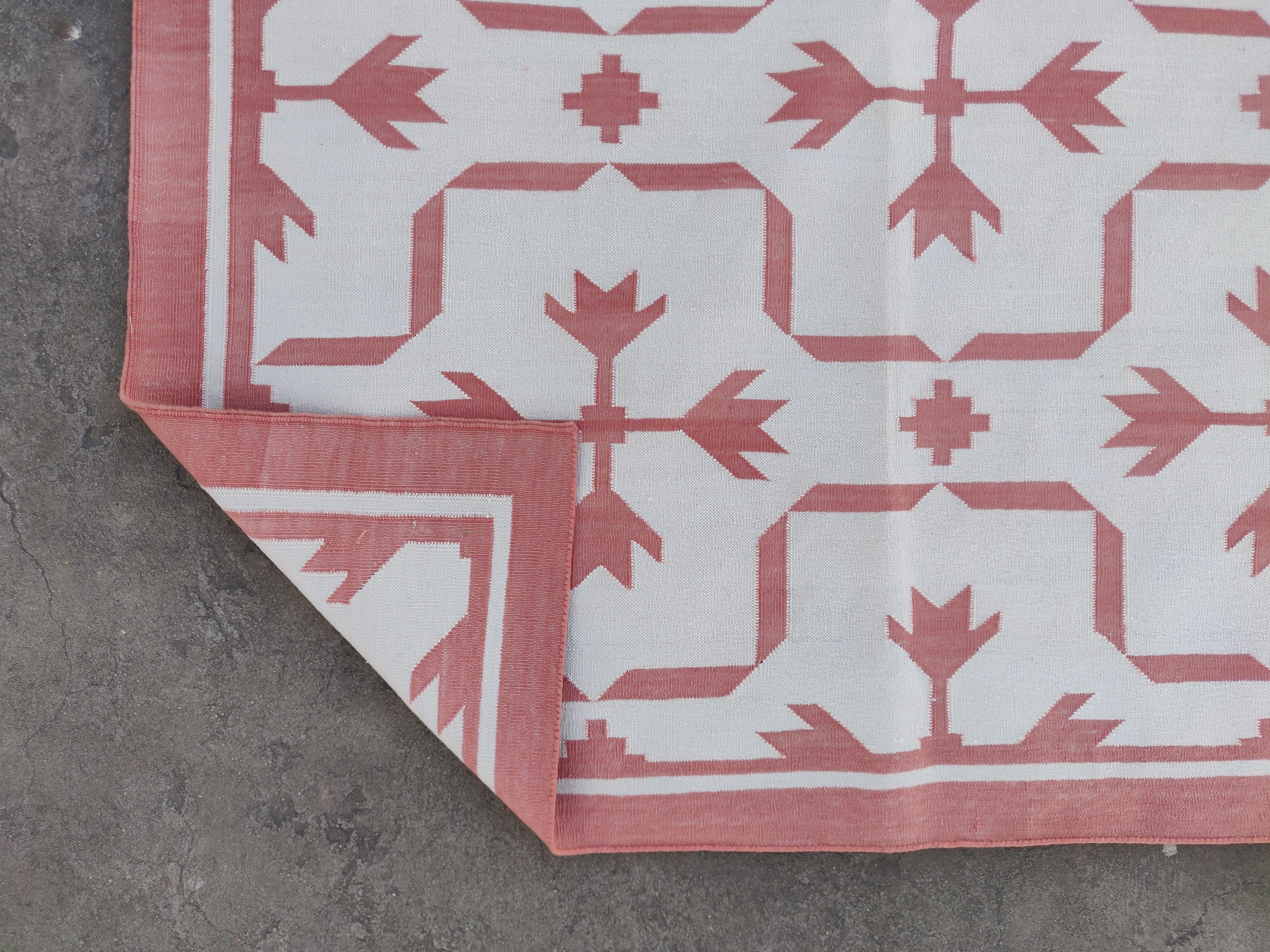 Handgefertigter Flachgewebe-Teppich aus Baumwolle, rosa und weißes Blattmuster, indischer Dhurrie im Angebot 5