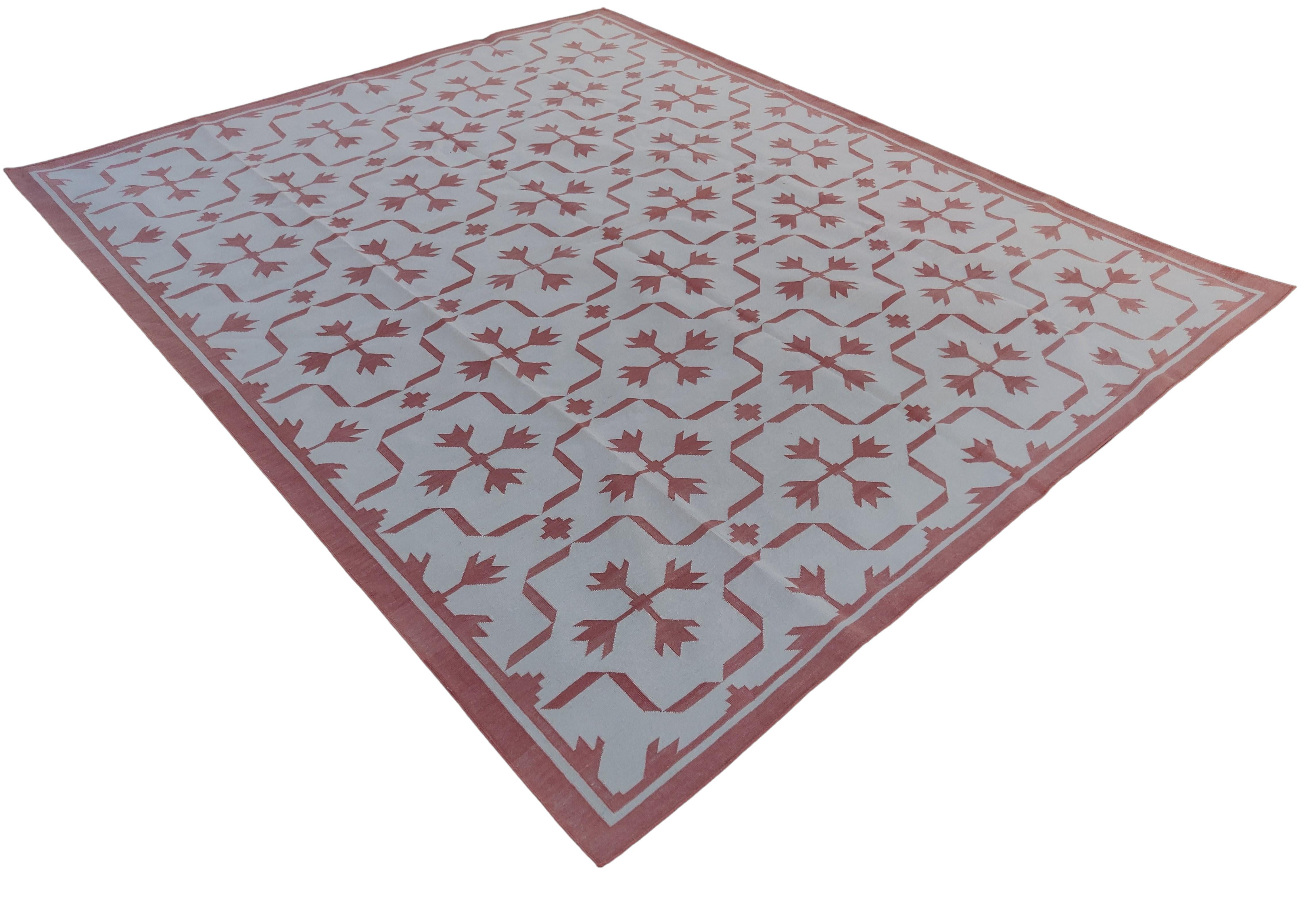 Handgefertigter Flachgewebe-Teppich aus Baumwolle, rosa und weißes Blattmuster, indischer Dhurrie (Indisch) im Angebot