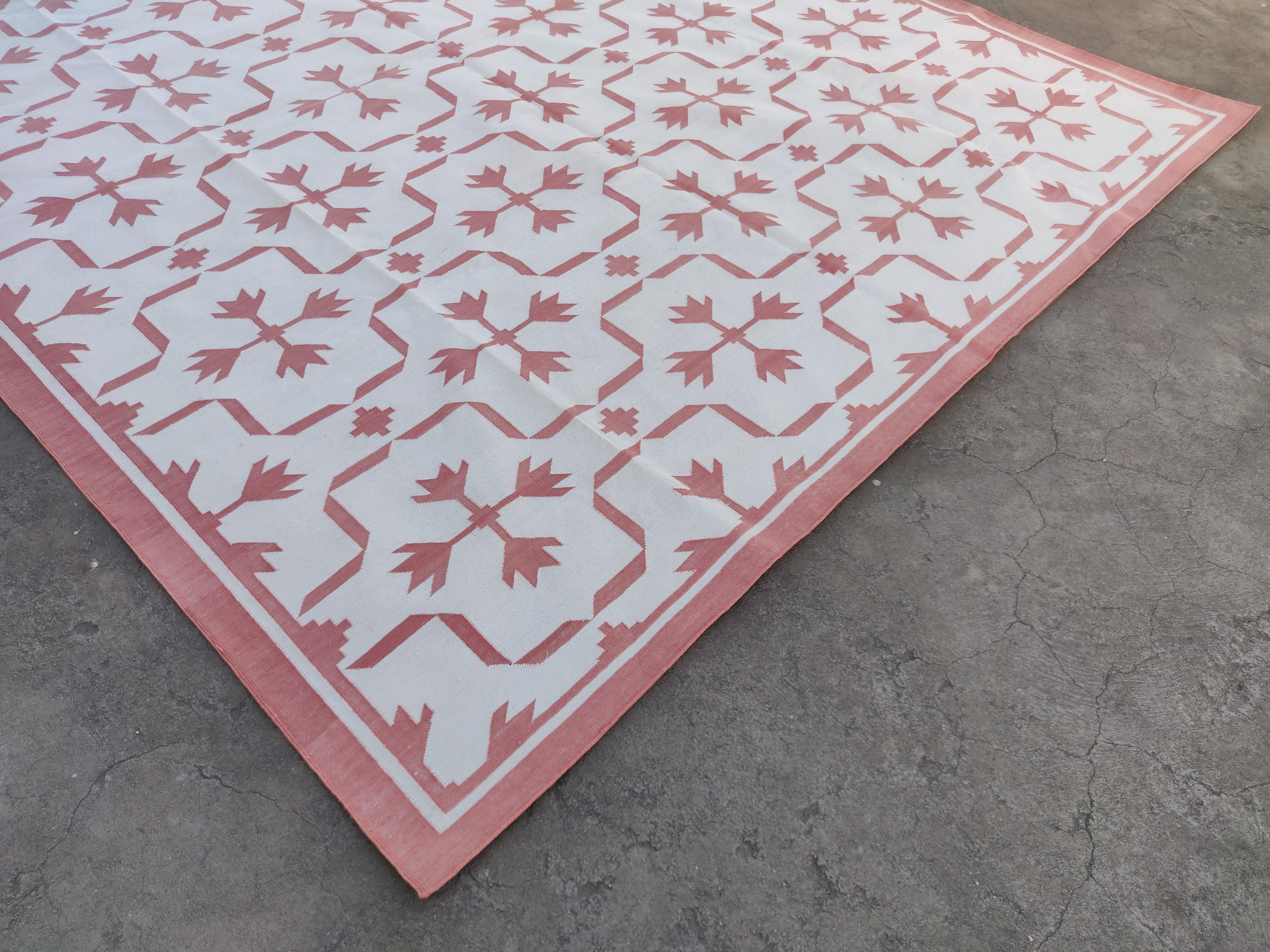 Handmade Cotton Area Flat Weave Rug, Pink And White Leaf Pattern Indian Dhurrie In New Condition For Sale In Jaipur, IN