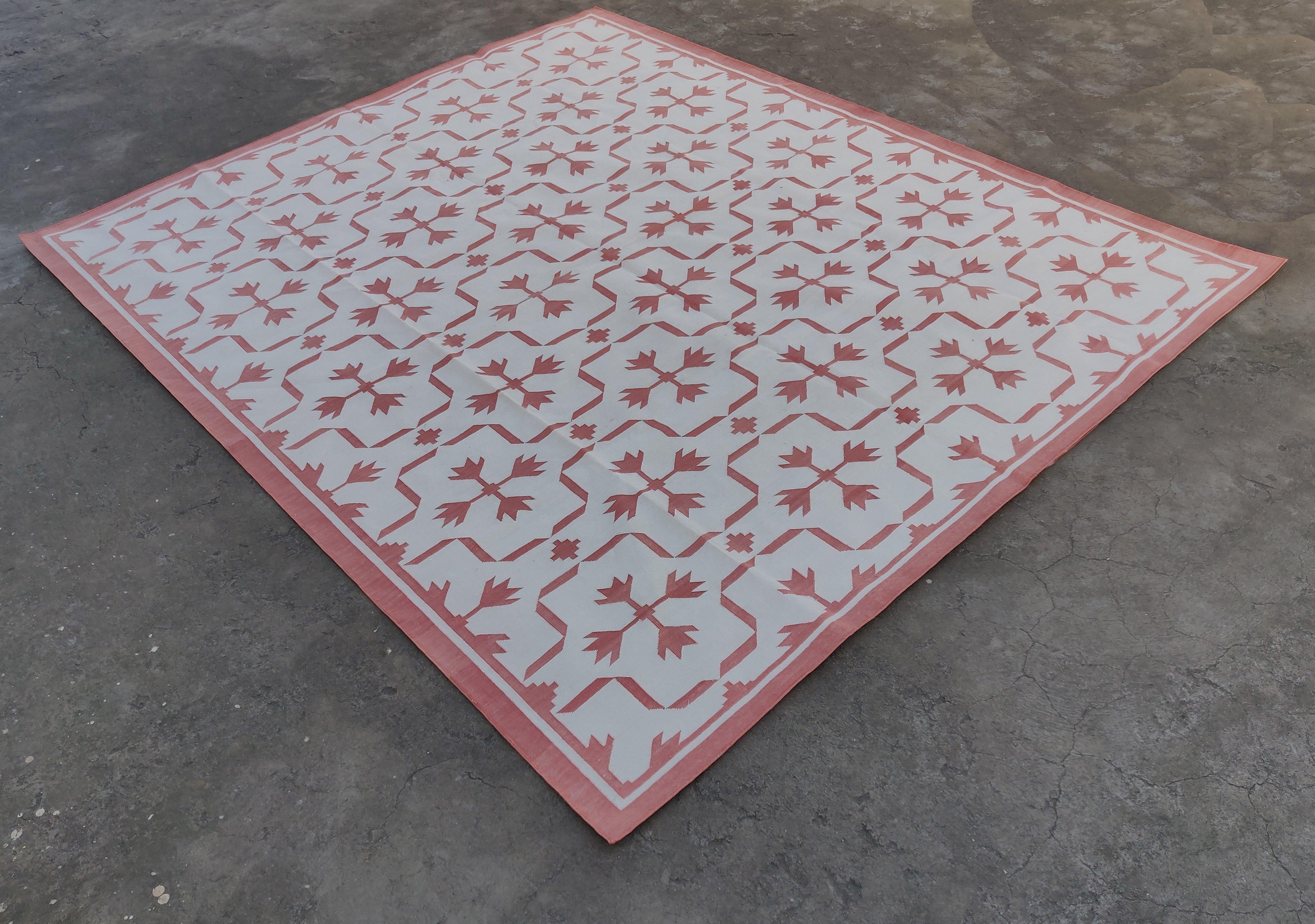 Handgefertigter Flachgewebe-Teppich aus Baumwolle, rosa und weißes Blattmuster, indischer Dhurrie im Angebot 1