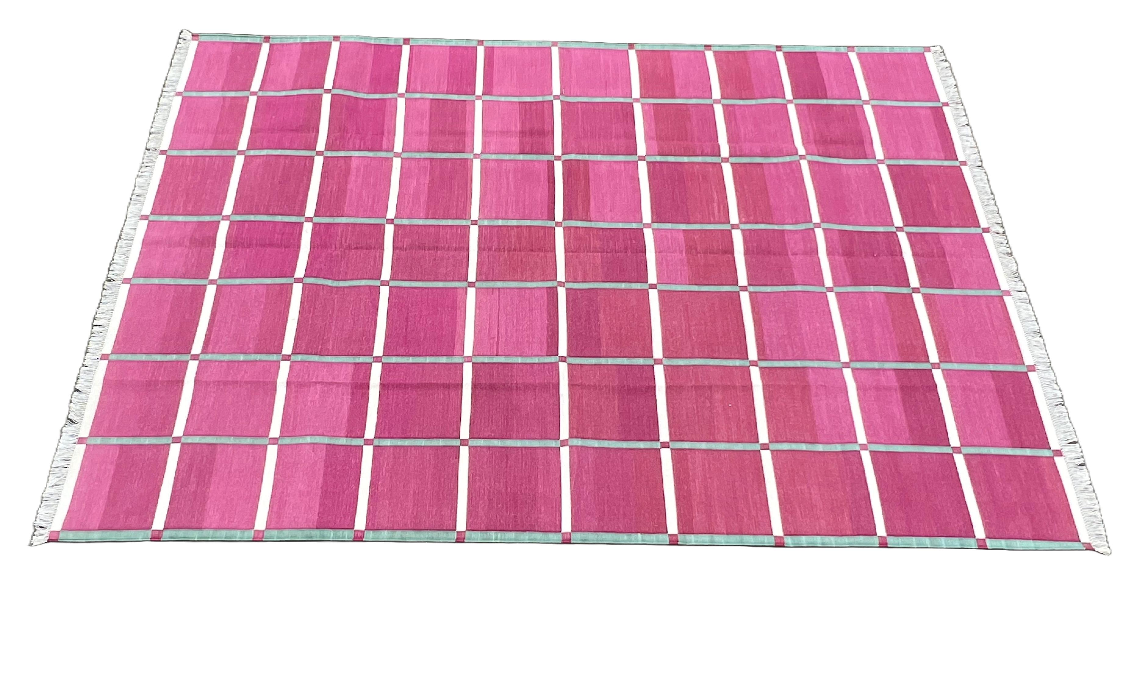 Handgefertigter Flachgewebe-Teppich aus Baumwolle, rosa, grünes Fensterkaro Indischer Dhurrie (Handgewebt) im Angebot