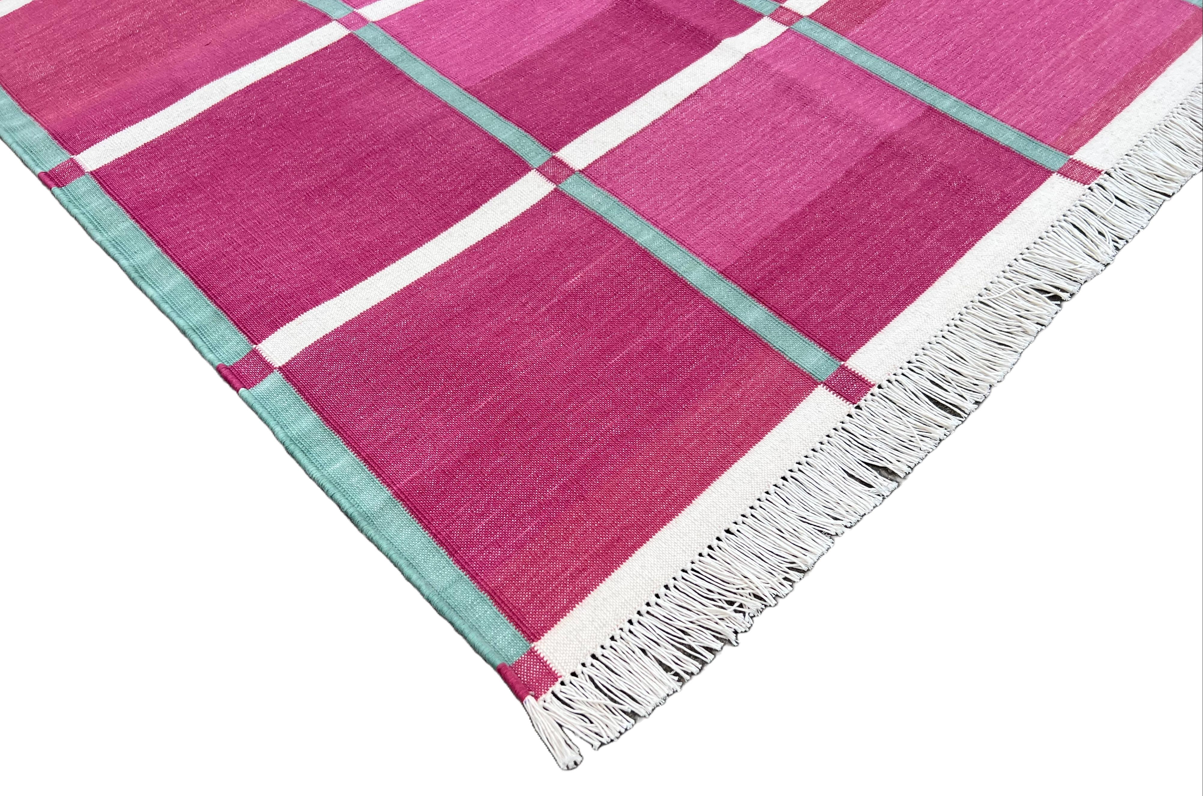 Handgefertigter Flachgewebe-Teppich aus Baumwolle, rosa, grünes Fensterkaro Indischer Dhurrie im Zustand „Neu“ im Angebot in Jaipur, IN