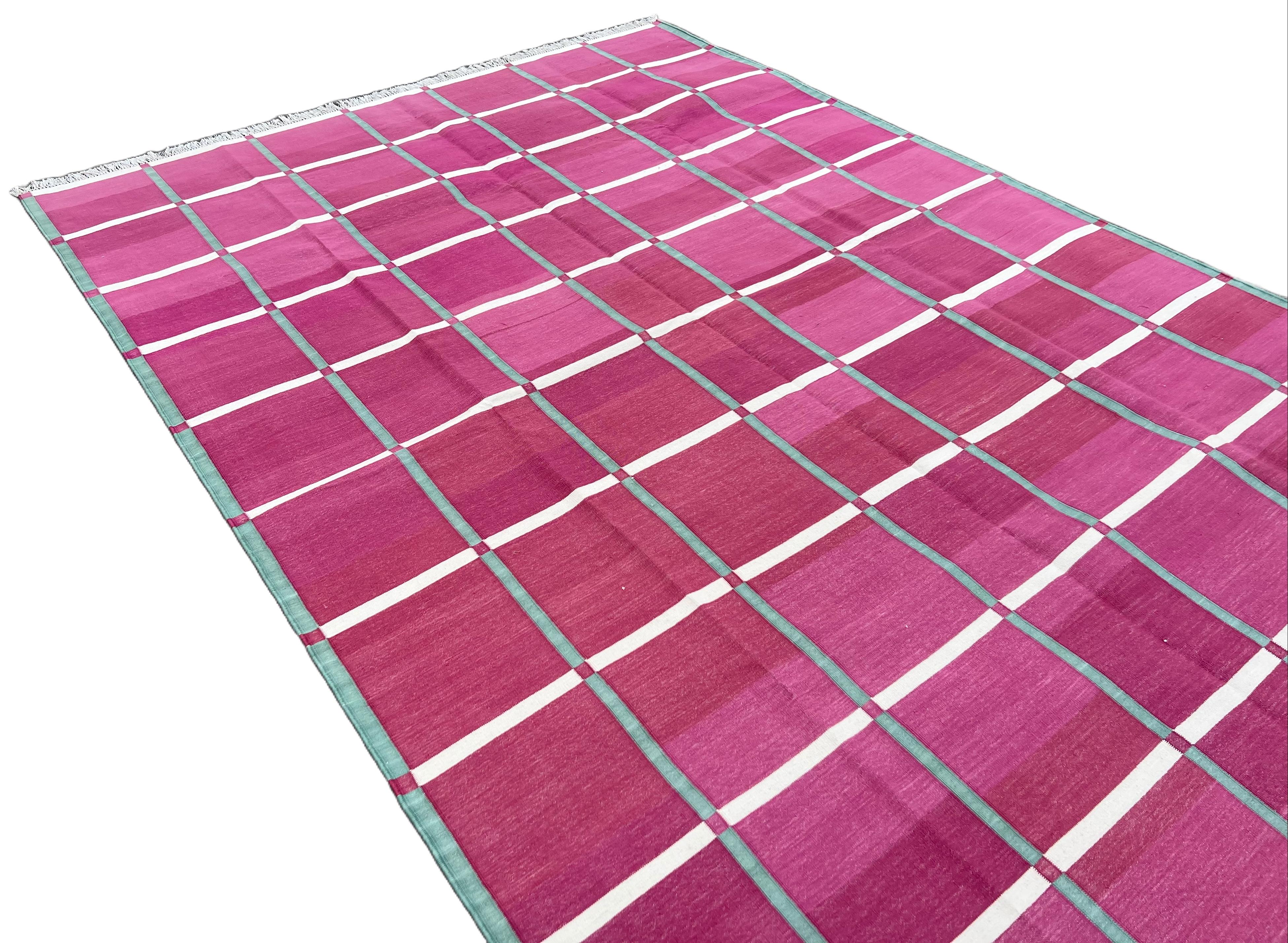 Handgefertigter Flachgewebe-Teppich aus Baumwolle, rosa, grünes Fensterkaro Indischer Dhurrie im Angebot 1