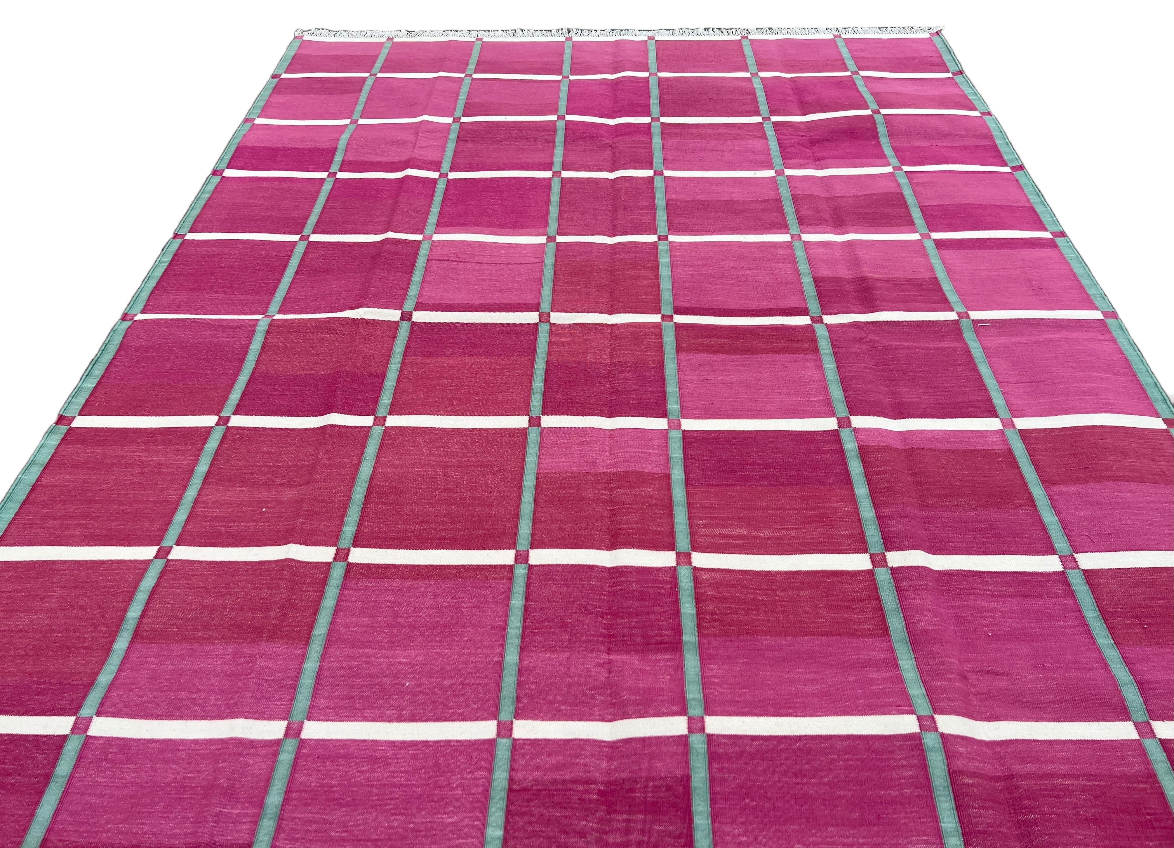 Handgefertigter Flachgewebe-Teppich aus Baumwolle, rosa, grünes Fensterkaro Indischer Dhurrie im Angebot 3