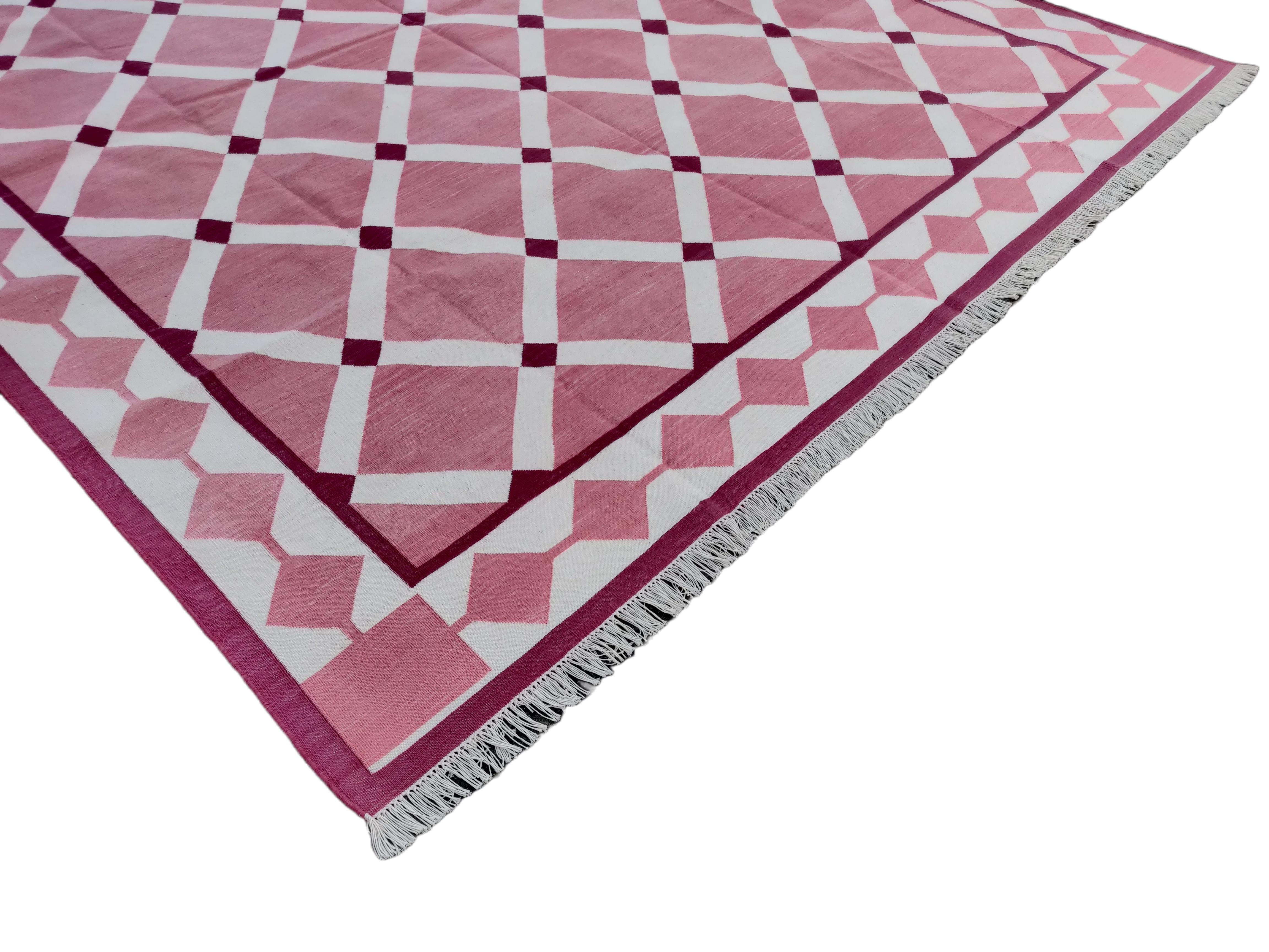 Handmade Cotton Area Flat Weave Rug, 8x10 Pink Indian Star Geometric Dhurrie Rug In New Condition For Sale In Jaipur, IN