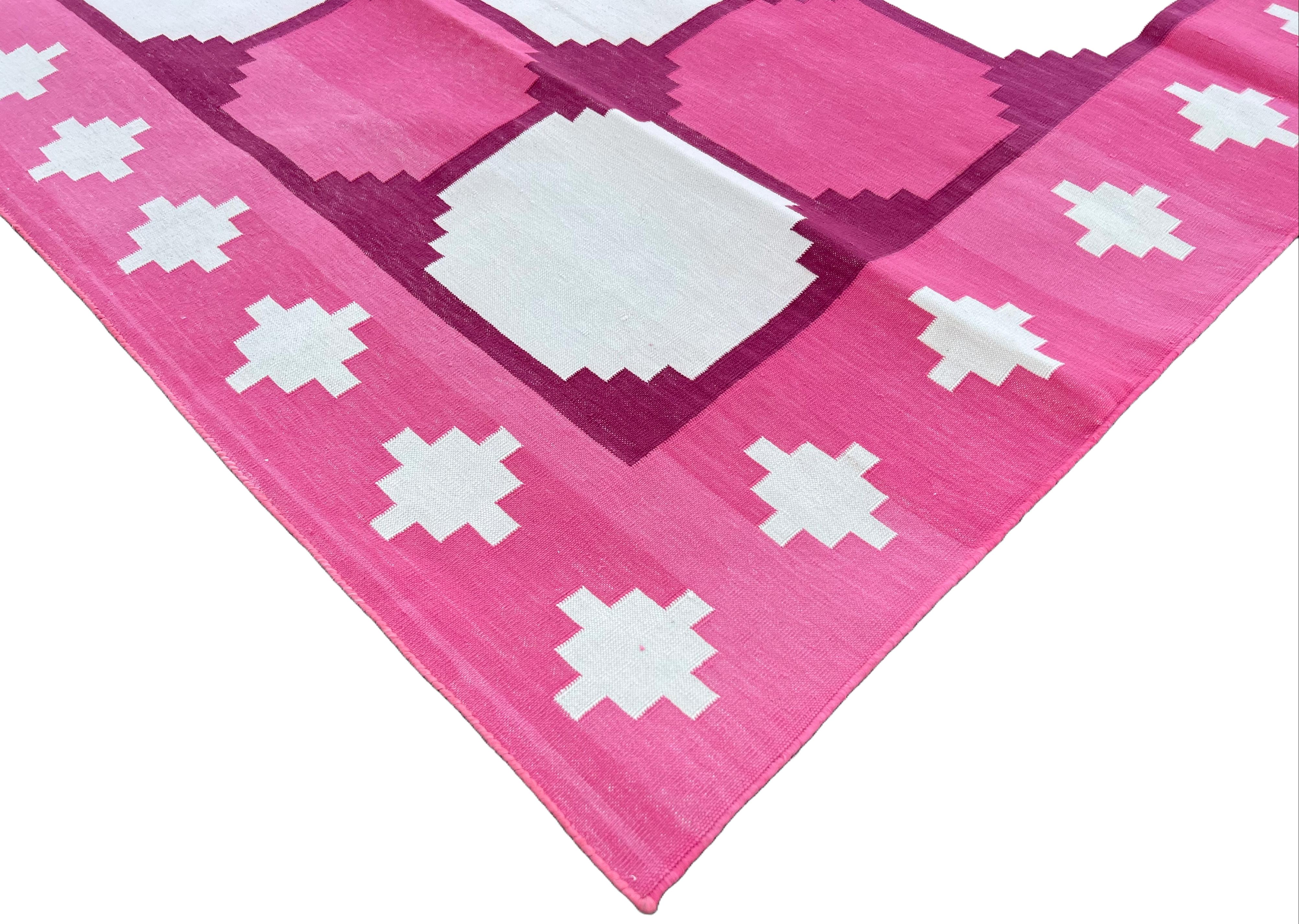 Handmade Cotton Area Flat Weave Rug, Pink & White Indian Star Geometric Dhurrie In New Condition For Sale In Jaipur, IN