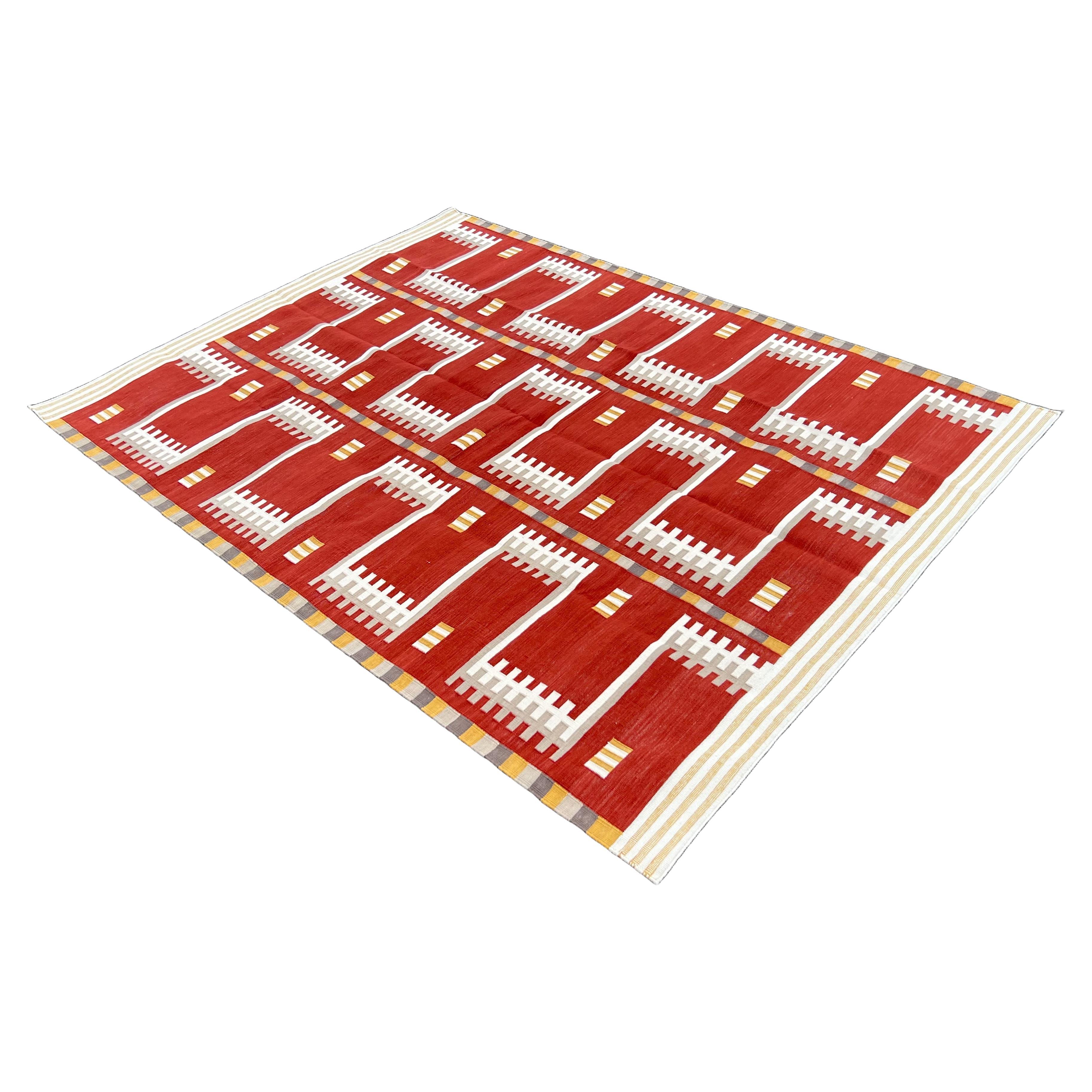 Pflanzlich gefärbte Baumwolle, Terrakotta Rot, Creme & Beige Geometrischer Indischer Dhurrie-5'x7'
Diese speziellen flachgewebten Dhurries werden aus 15-fachem Garn aus 100% Baumwolle handgewebt. Aufgrund der speziellen Fertigungstechniken, die zur