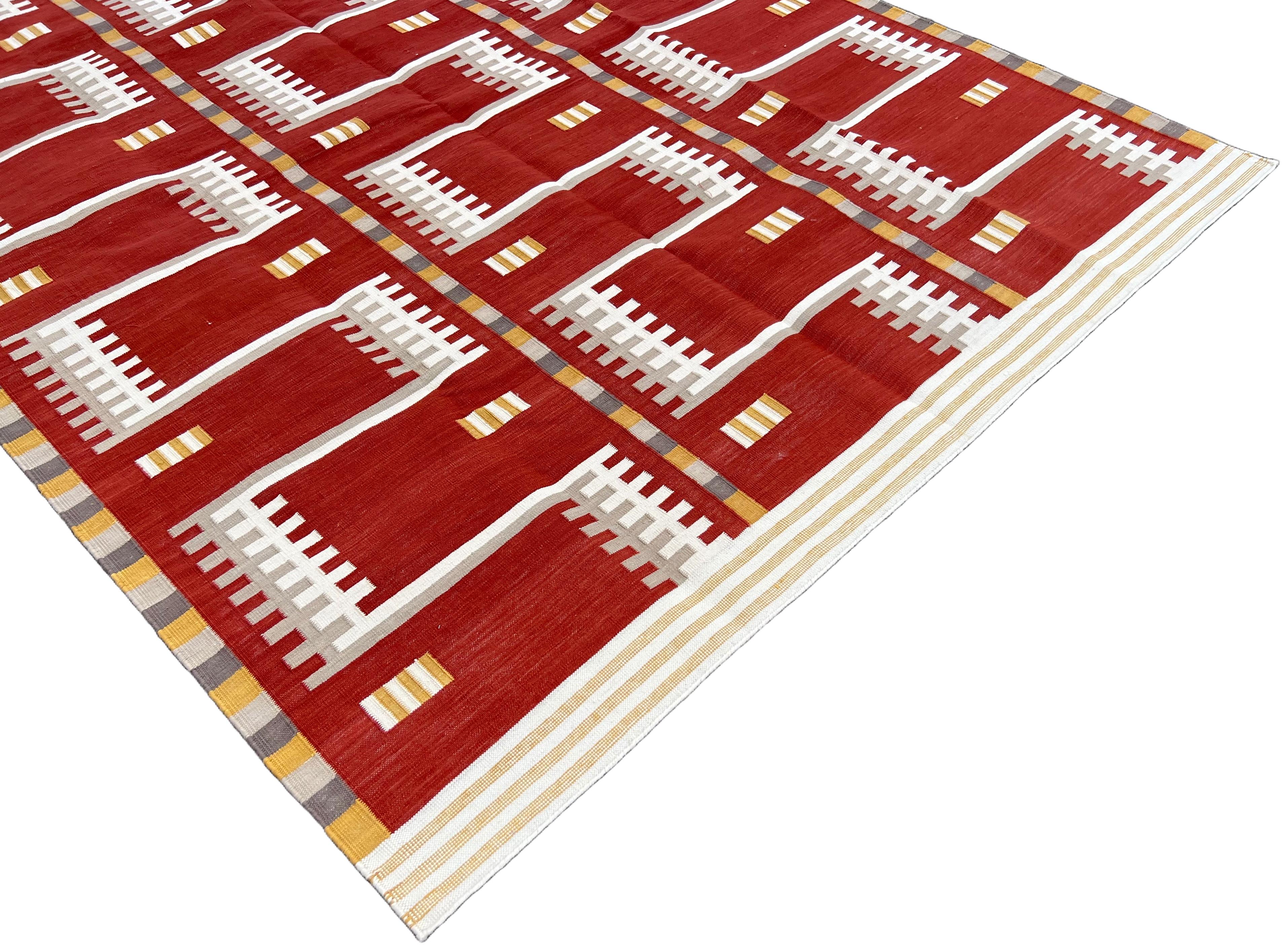 Handgefertigter Flachgewebe-Teppich aus Baumwolle, rot, cremefarben und beige, geometrisch, indischer Dhurrie (Handgewebt) im Angebot
