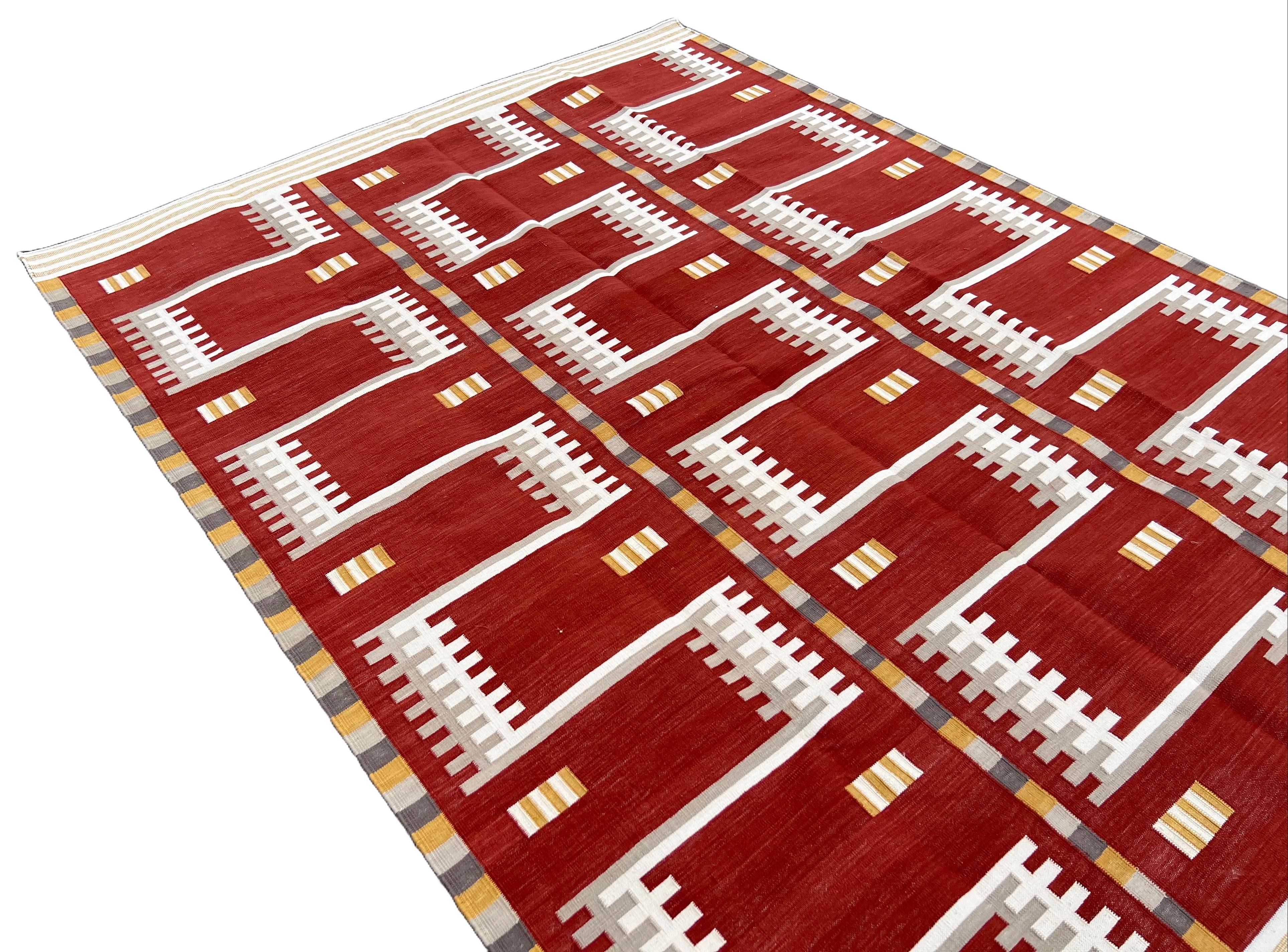 Handgefertigter Flachgewebe-Teppich aus Baumwolle, rot, cremefarben und beige, geometrisch, indischer Dhurrie im Zustand „Neu“ im Angebot in Jaipur, IN