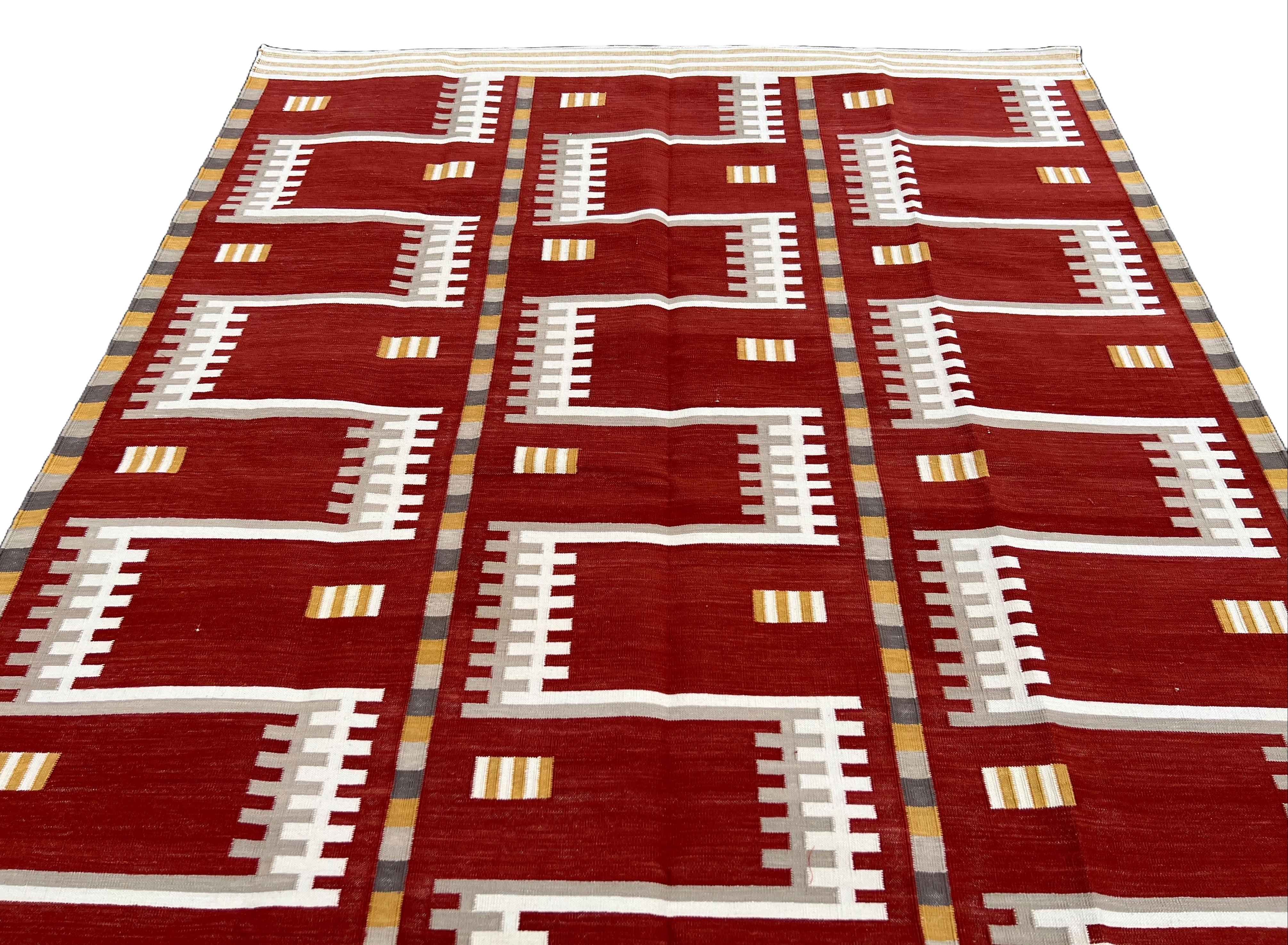 Handgefertigter Flachgewebe-Teppich aus Baumwolle, rot, cremefarben und beige, geometrisch, indischer Dhurrie im Angebot 1
