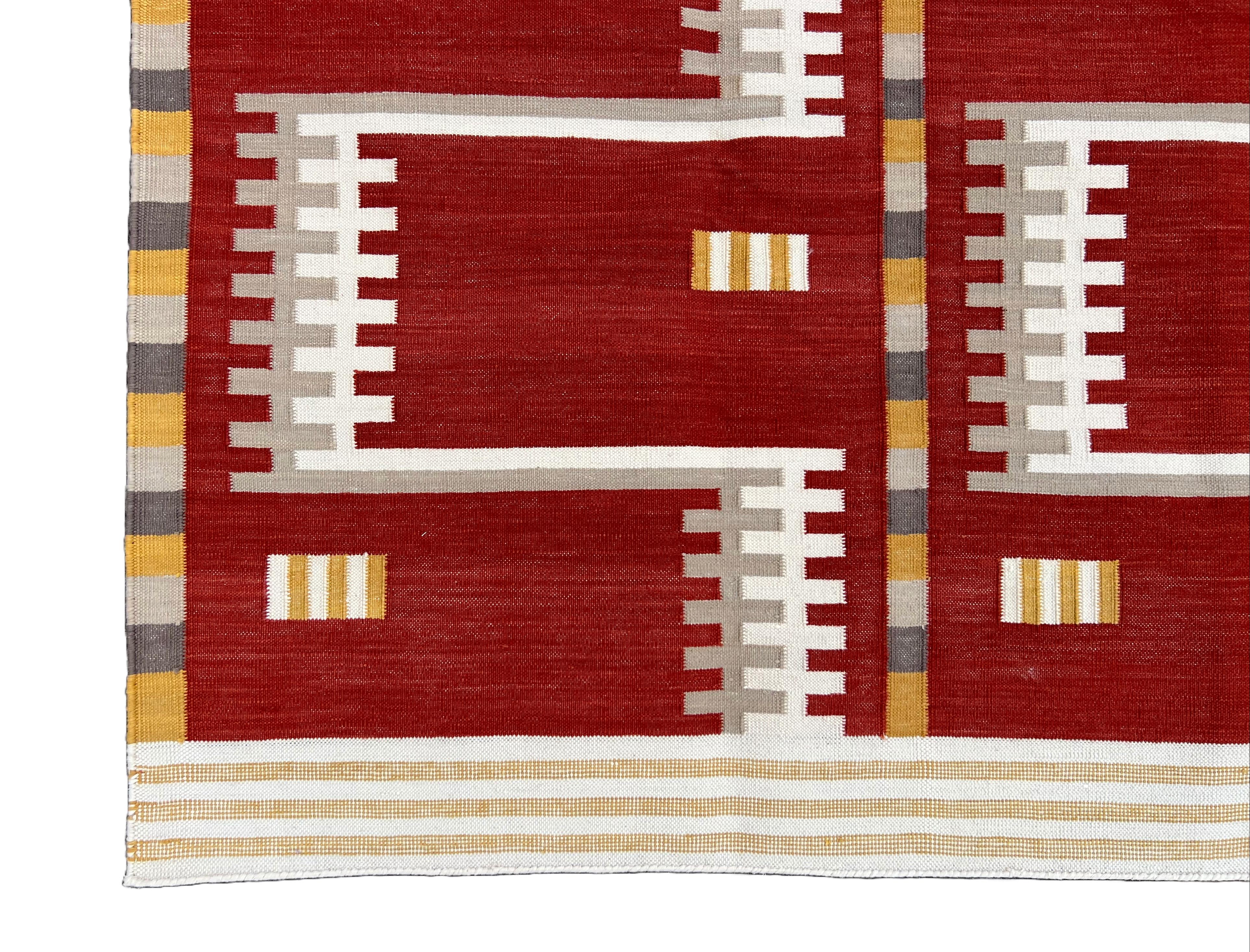 Handgefertigter Flachgewebe-Teppich aus Baumwolle, rot, cremefarben und beige, geometrisch, indischer Dhurrie im Angebot 2