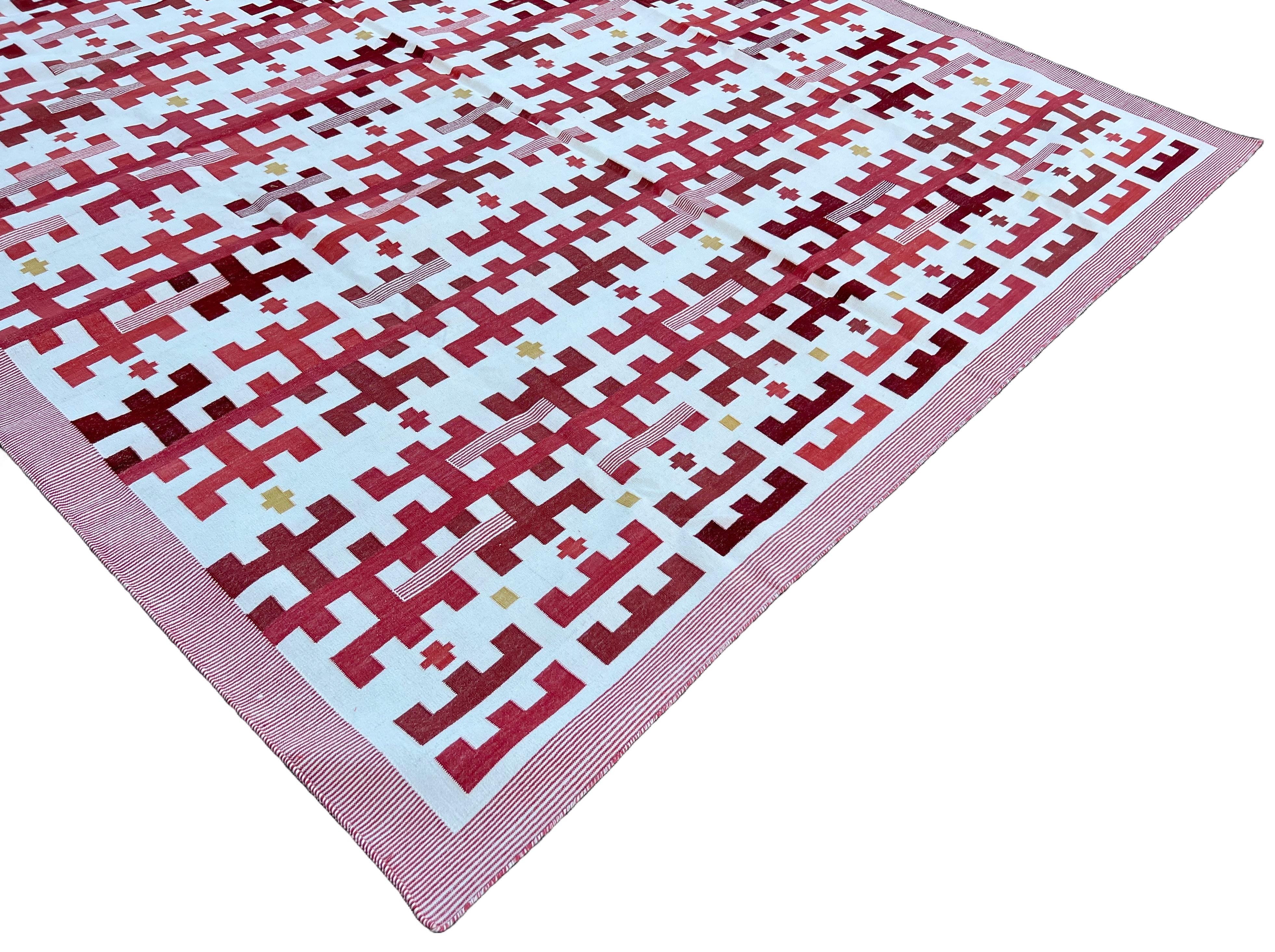 Handgefertigter Flachgewebe-Teppich aus Baumwolle, rot-weiß gestreifter Marianne Dhurrie, indisch, Dhurrie (Indisch) im Angebot