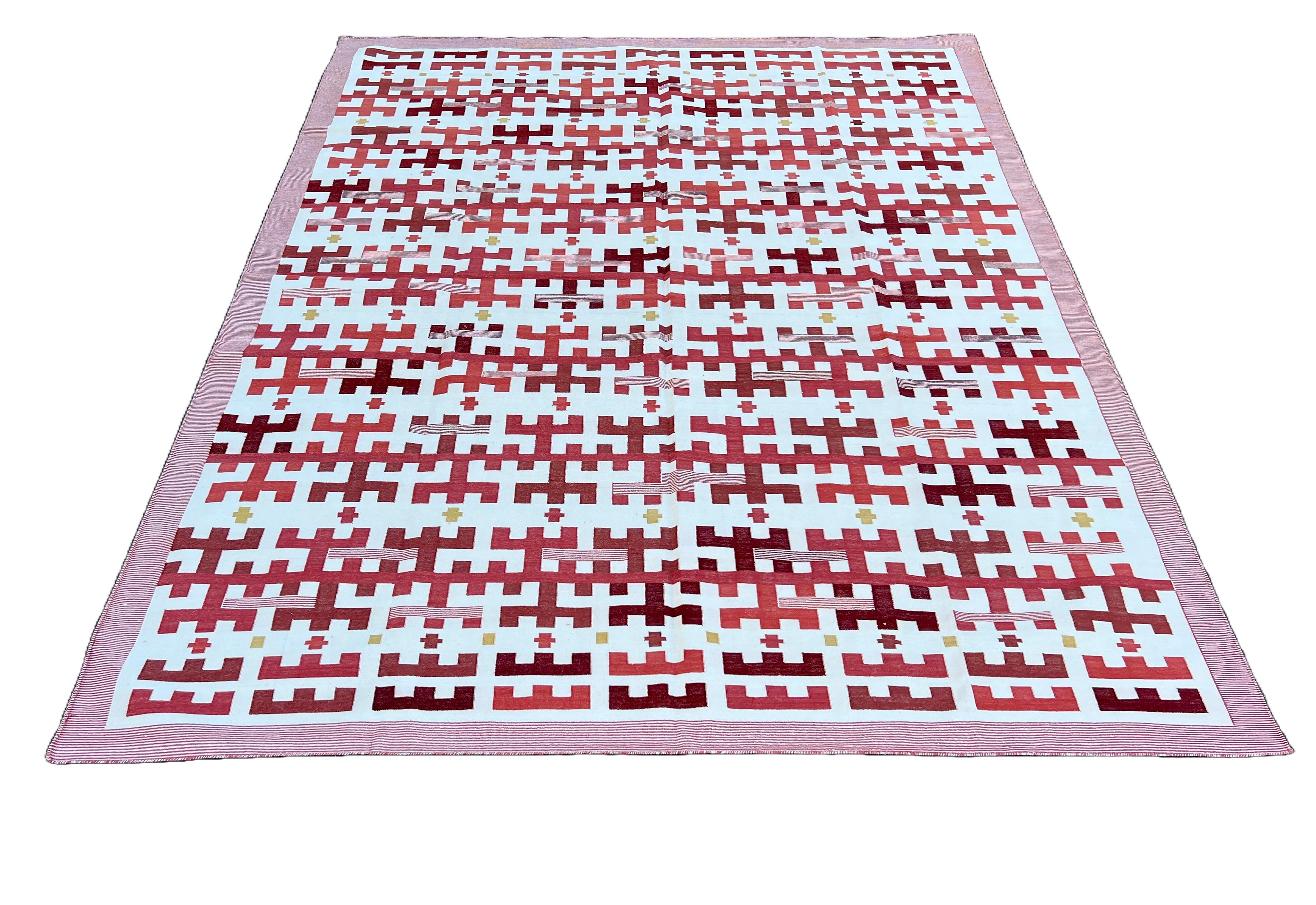 Handgefertigter Flachgewebe-Teppich aus Baumwolle, rot-weiß gestreifter Marianne Dhurrie, indisch, Dhurrie im Zustand „Neu“ im Angebot in Jaipur, IN