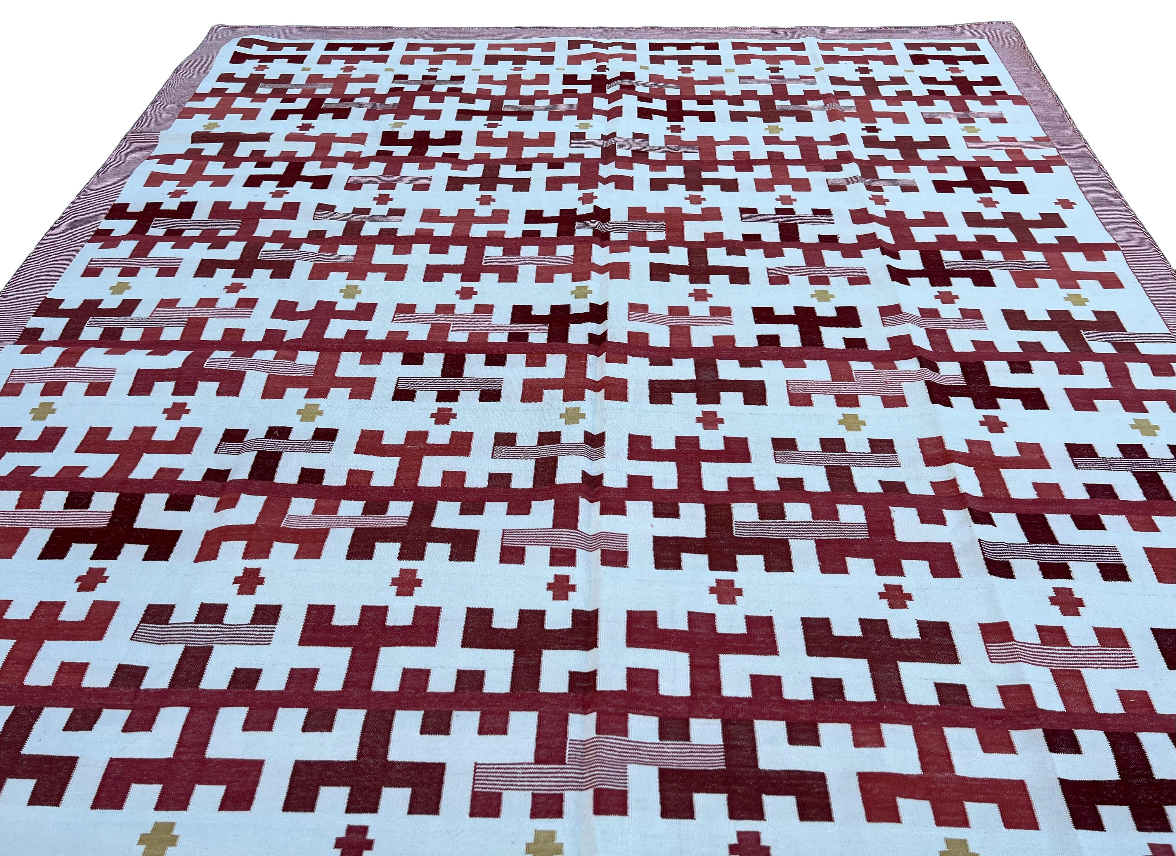 Handgefertigter Flachgewebe-Teppich aus Baumwolle, rot-weiß gestreifter Marianne Dhurrie, indisch, Dhurrie (21. Jahrhundert und zeitgenössisch) im Angebot