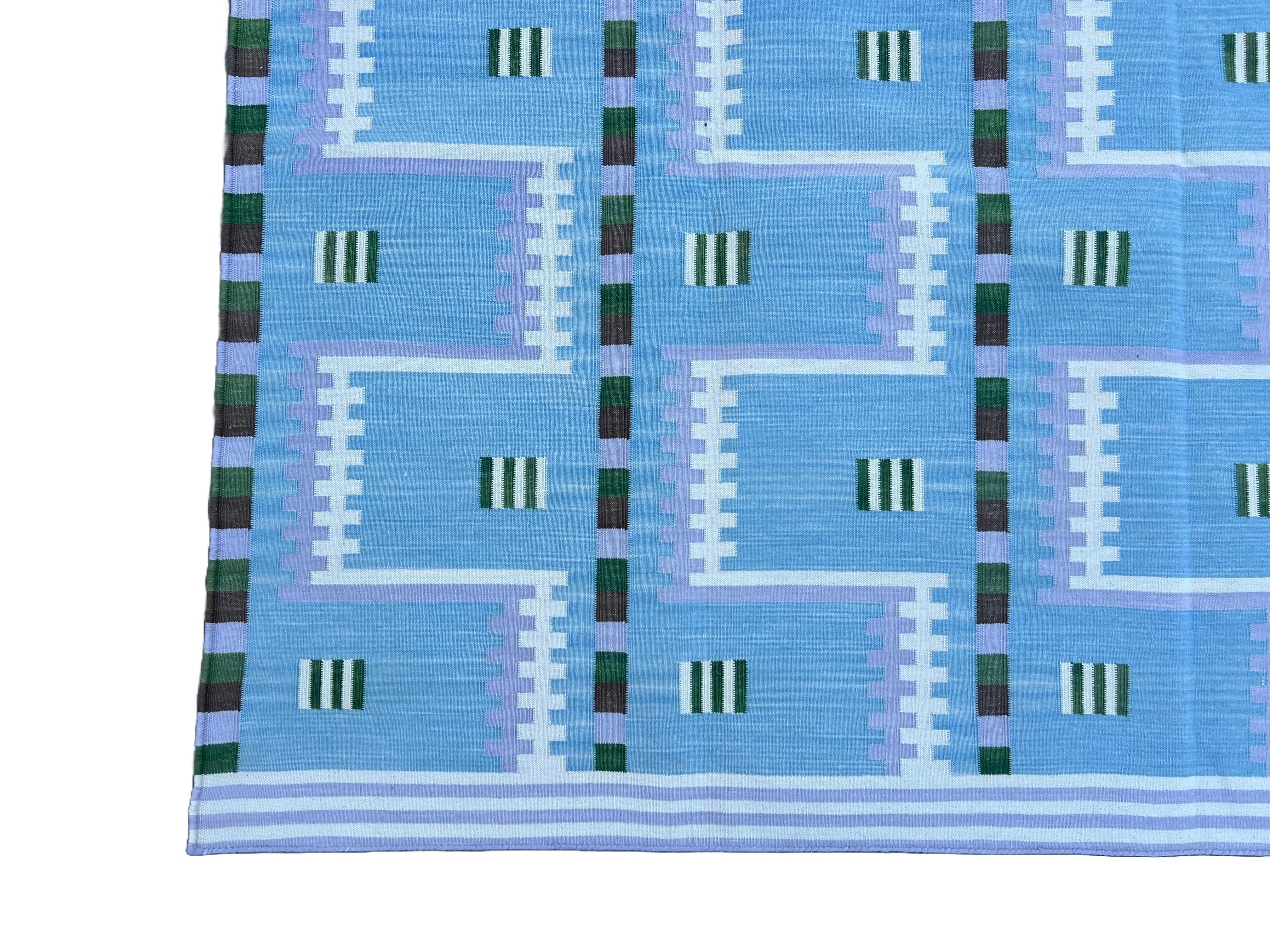 Handgefertigter Flachgewebe-Teppich aus Baumwolle, Himmelblau und Creme, geometrisch, indisch, Dhurrie (Moderne der Mitte des Jahrhunderts) im Angebot