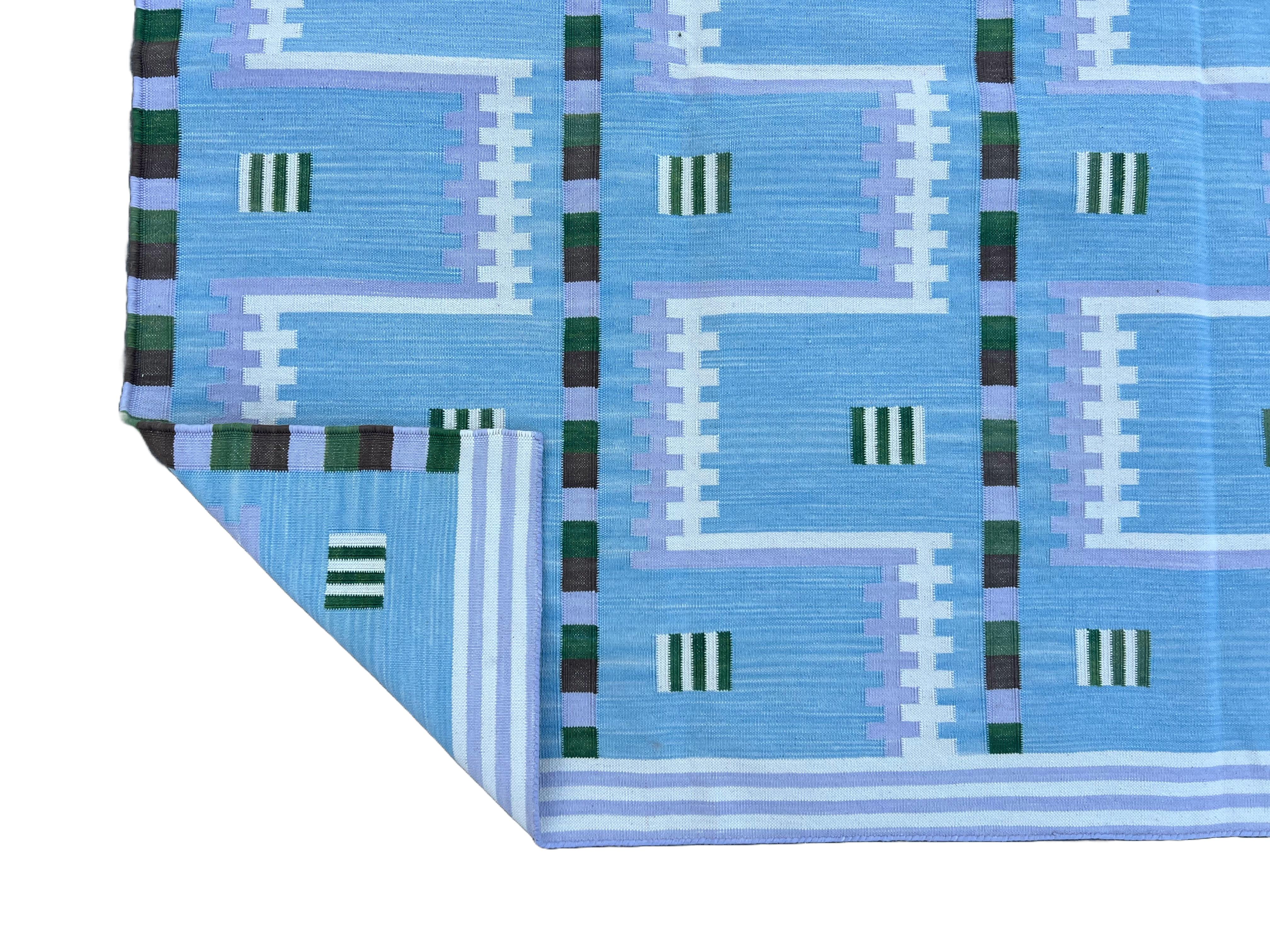 Handgefertigter Flachgewebe-Teppich aus Baumwolle, Himmelblau und Creme, geometrisch, indisch, Dhurrie (Indisch) im Angebot