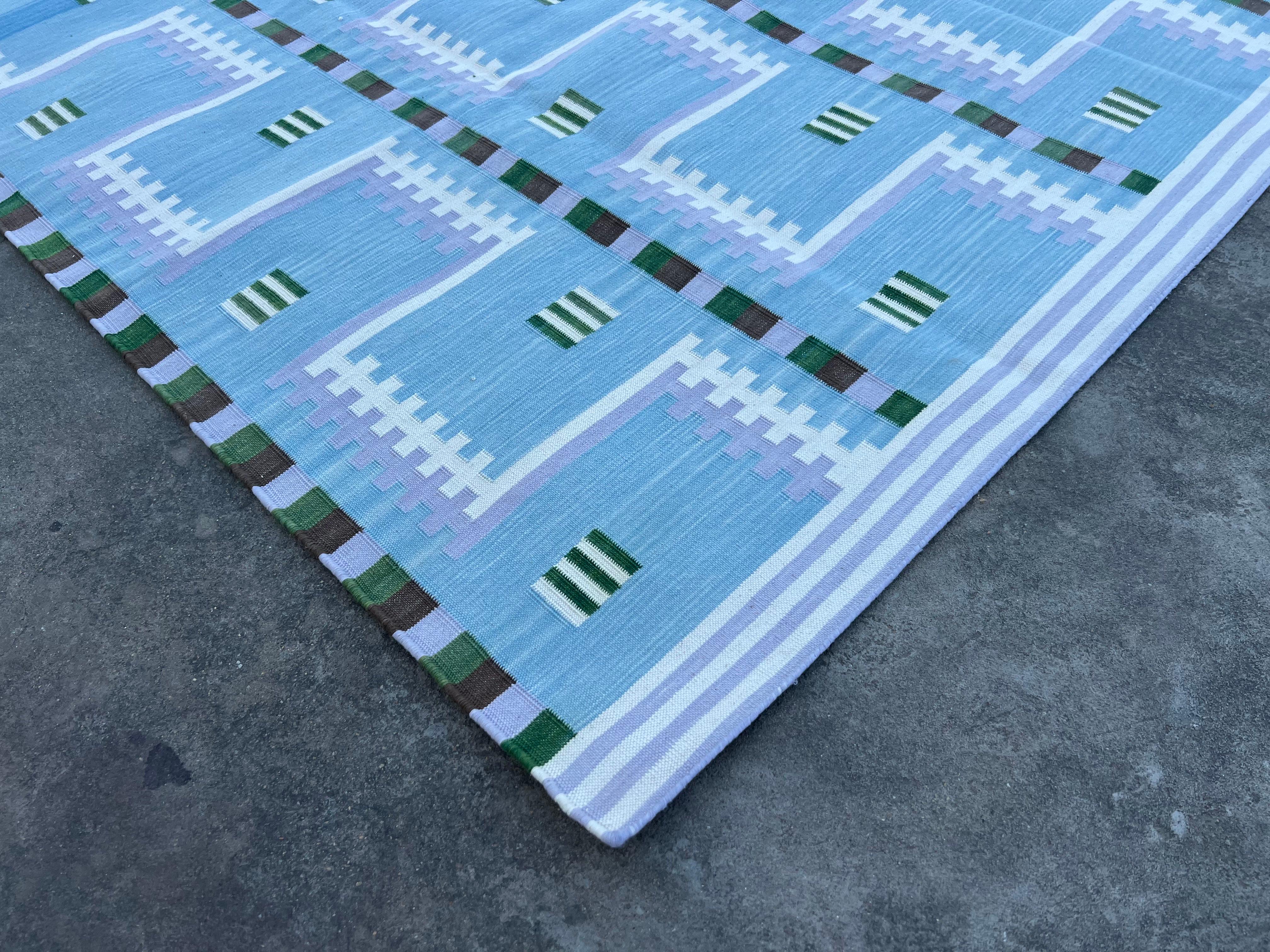Handgefertigter Flachgewebe-Teppich aus Baumwolle, Himmelblau und Creme, geometrisch, indisch, Dhurrie (Handgewebt) im Angebot