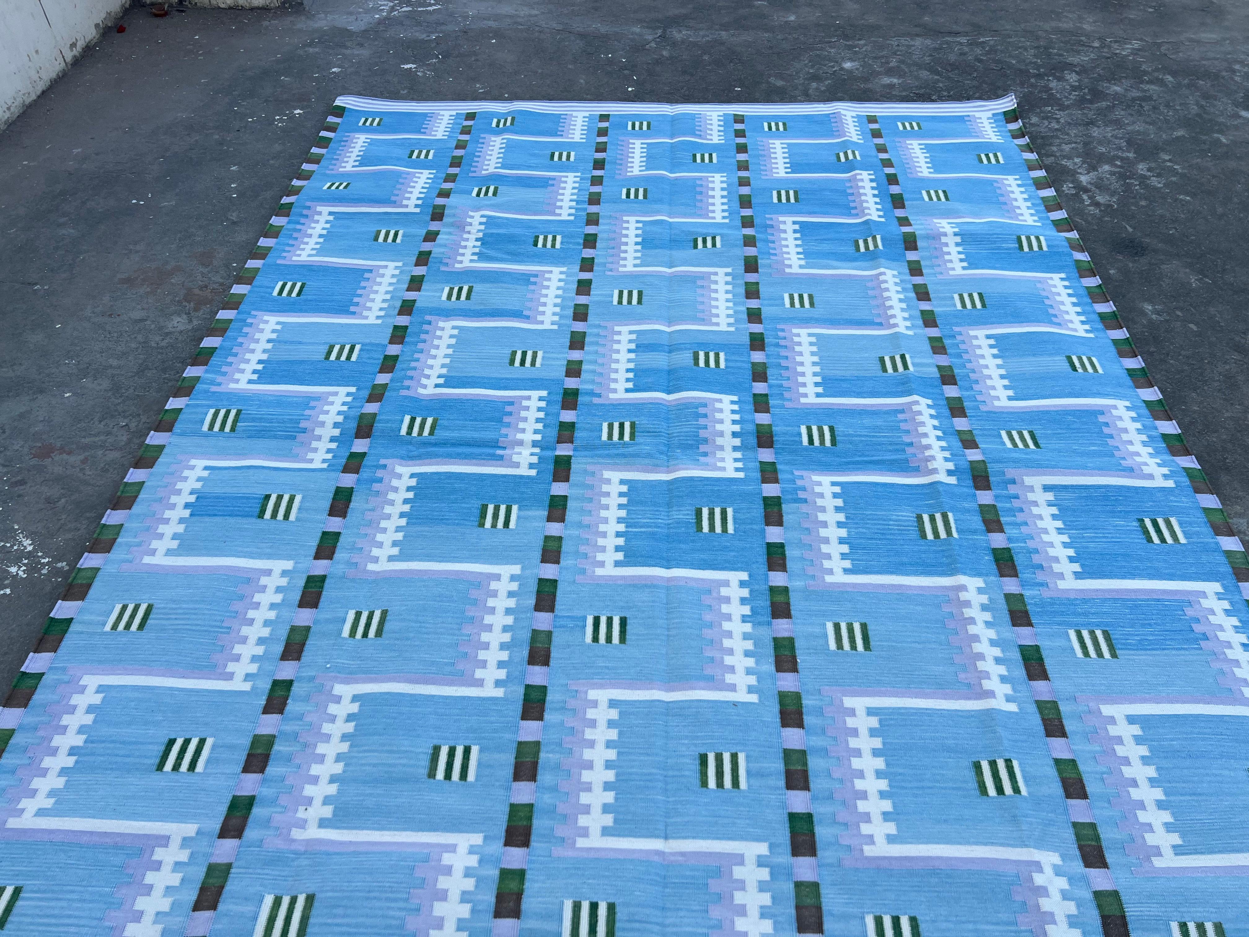 Handgefertigter Flachgewebe-Teppich aus Baumwolle, Himmelblau und Creme, geometrisch, indisch, Dhurrie im Angebot 1