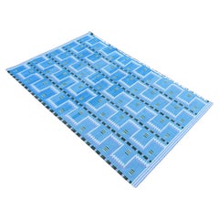 Handgefertigter Flachgewebe-Teppich aus Baumwolle, Himmelblau und Creme, geometrisch, indisch, Dhurrie