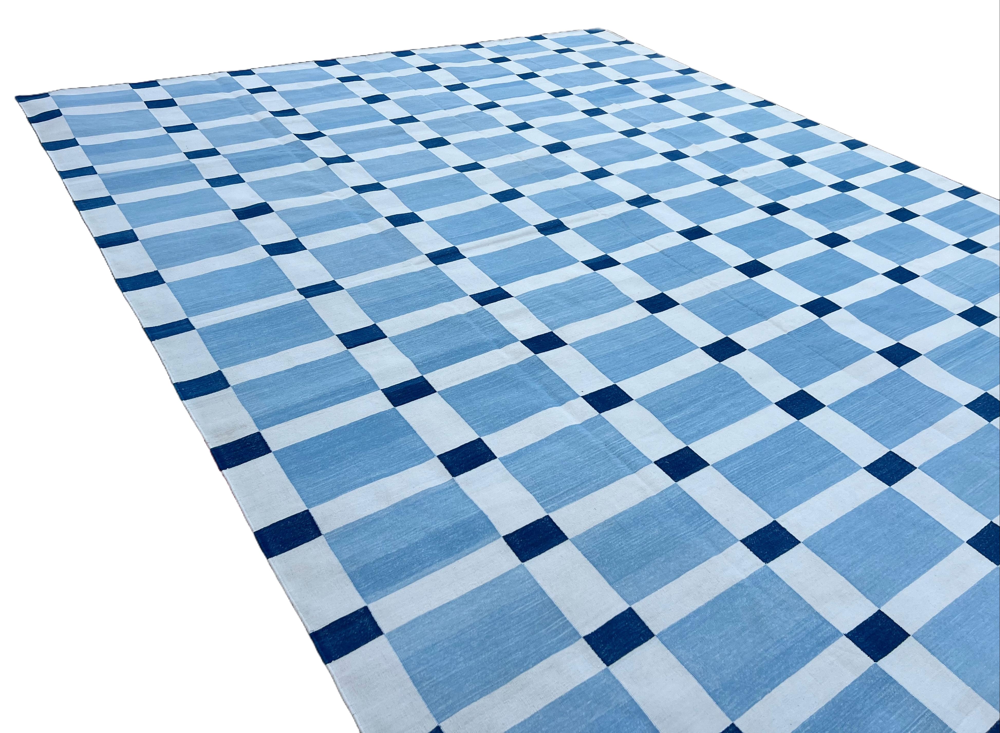 Handgefertigter Flachgewebe-Teppich aus Baumwolle, Himmelblau und Weiß, geometrisch, indisch, Dhurrie im Angebot 4