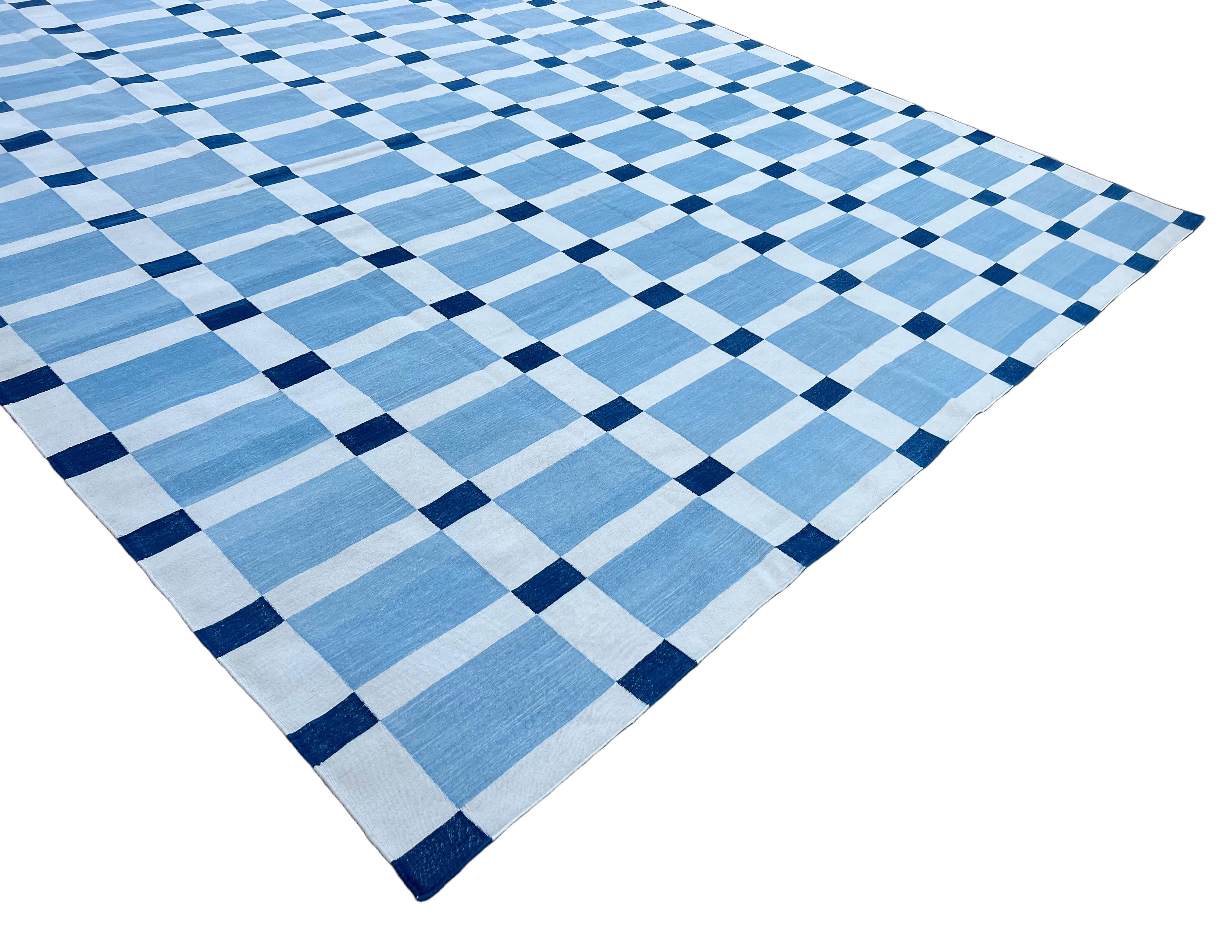 Handgefertigter Flachgewebe-Teppich aus Baumwolle, Himmelblau und Weiß, geometrisch, indisch, Dhurrie im Angebot 5