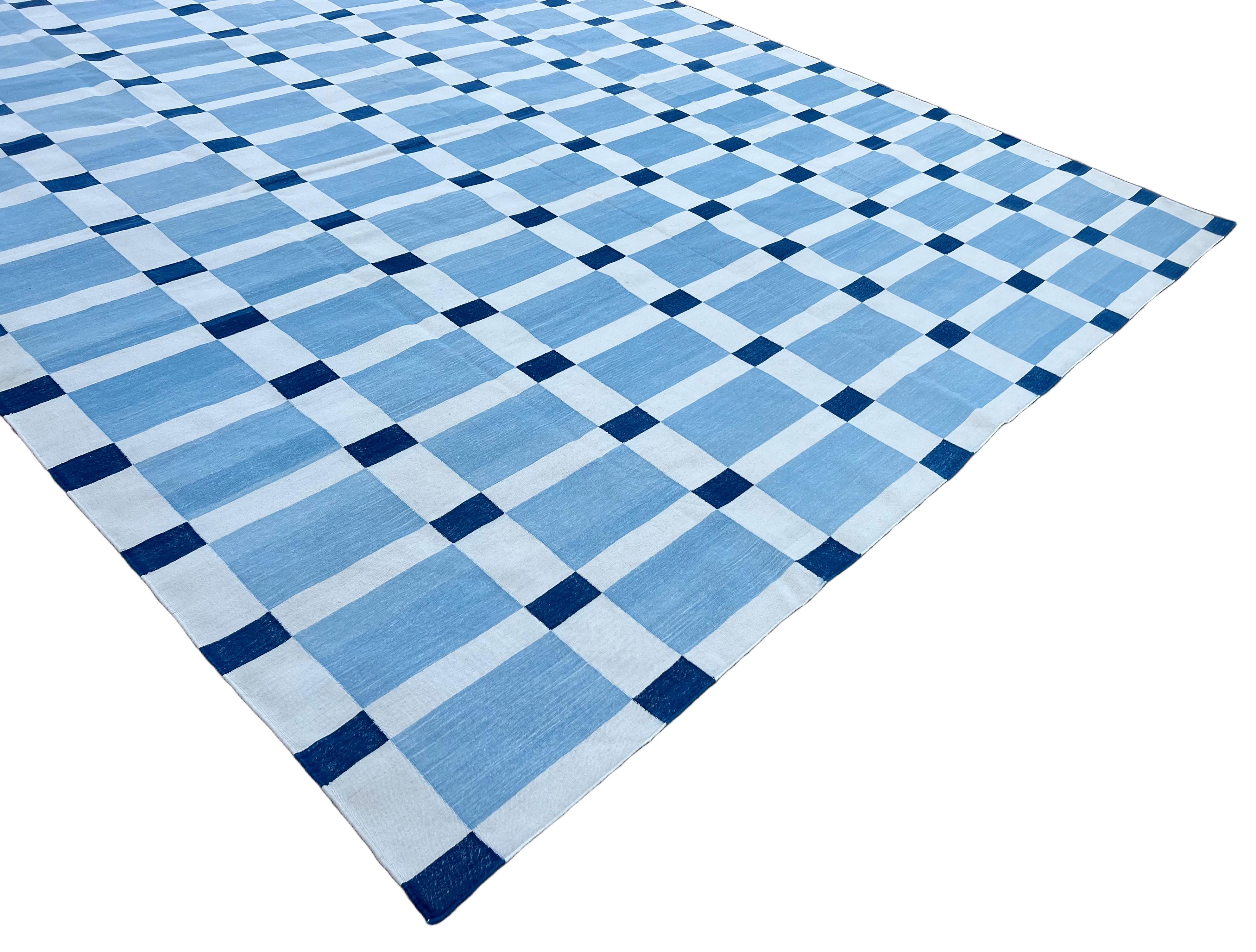 Tappeto a tessitura piatta in cotone fatto a mano, Dhurrie indiano geometrico blu cielo e bianco in vendita 4