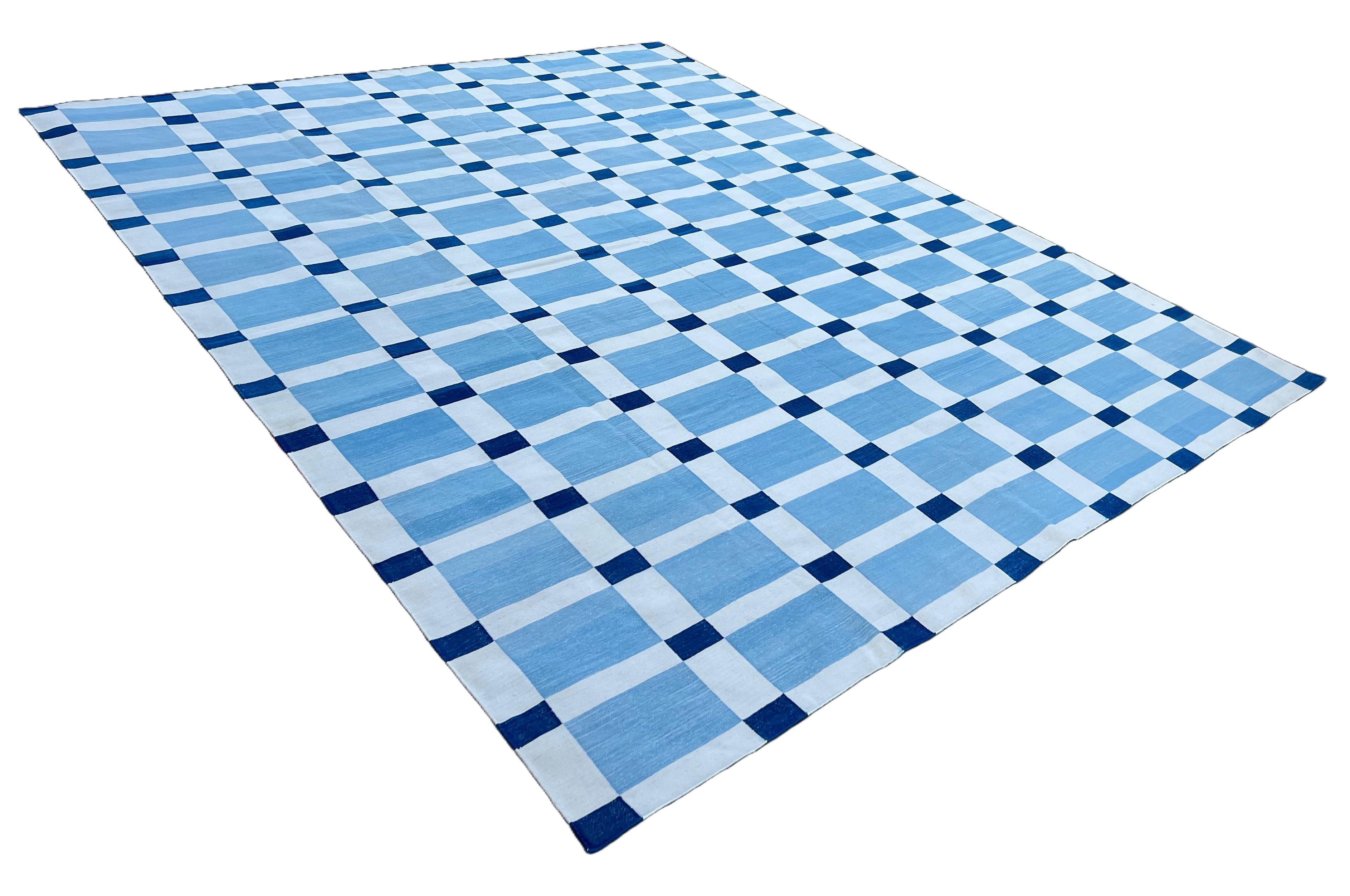 Handgefertigter Flachgewebe-Teppich aus Baumwolle, Himmelblau und Weiß, geometrisch, indisch, Dhurrie (Moderne der Mitte des Jahrhunderts) im Angebot