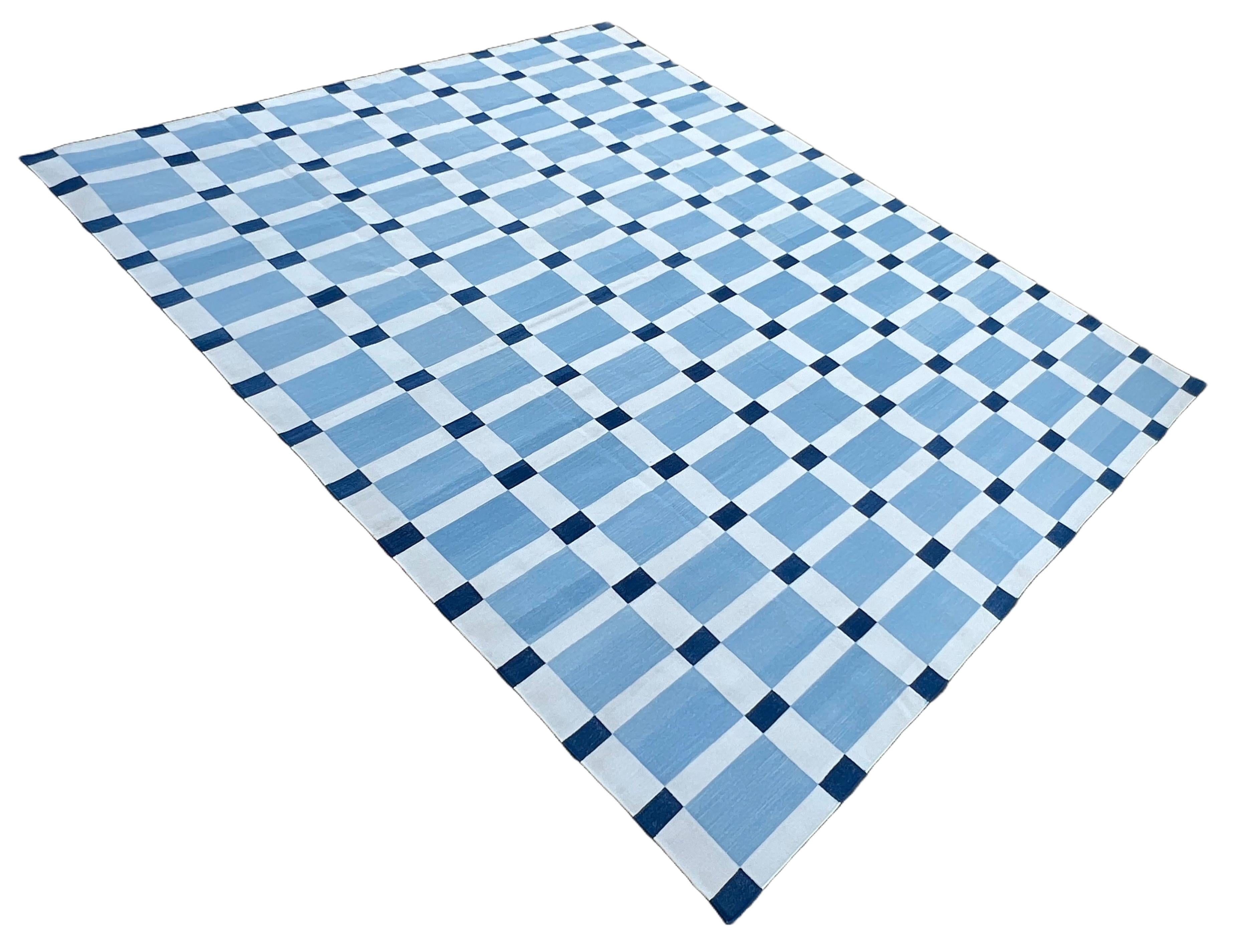 Handgefertigter Flachgewebe-Teppich aus Baumwolle, Himmelblau und Weiß, geometrisch, indisch, Dhurrie (Indisch) im Angebot