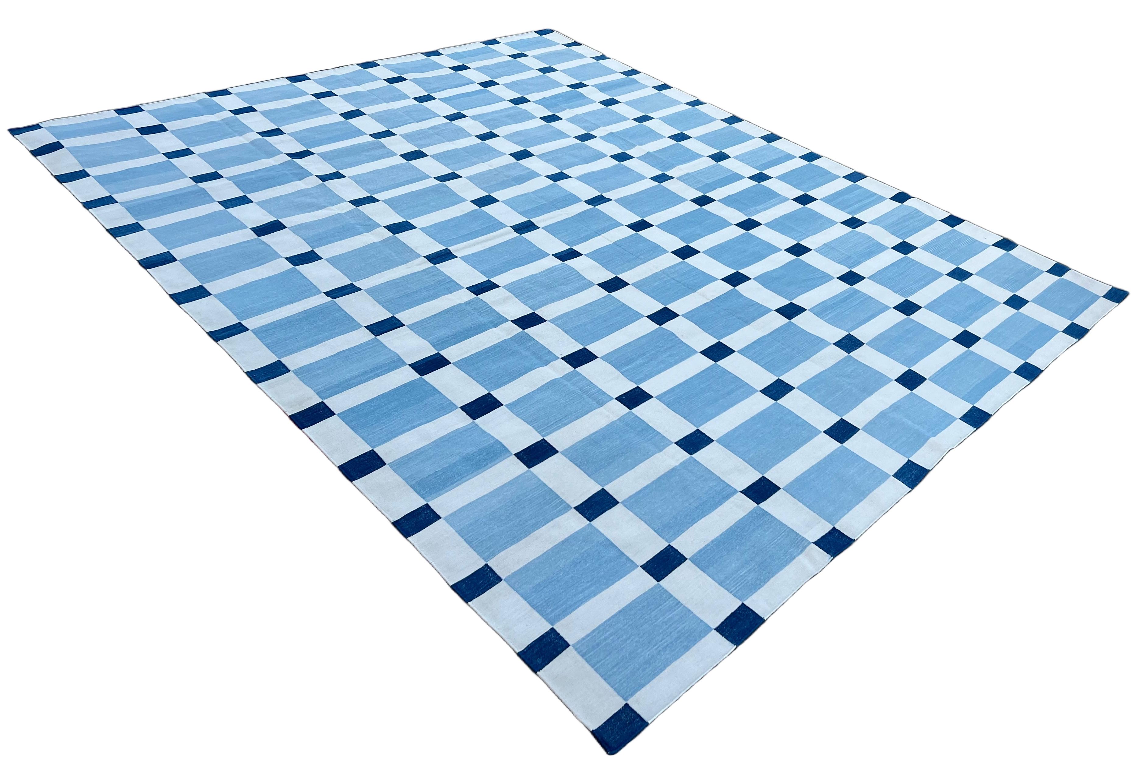 Handgefertigter Flachgewebe-Teppich aus Baumwolle, Himmelblau und Weiß, geometrisch, indisch, Dhurrie (Handgewebt) im Angebot