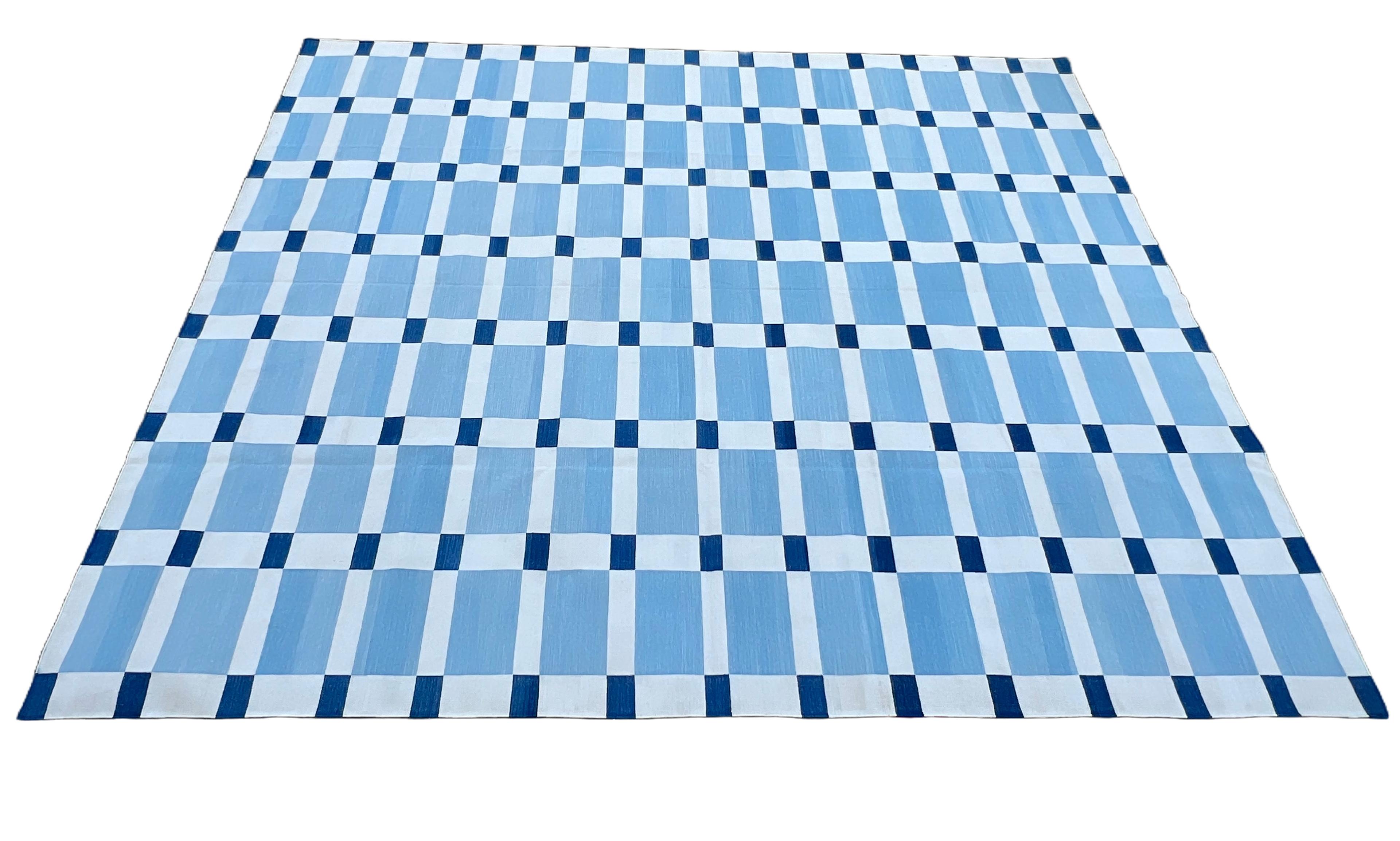 Handgefertigter Flachgewebe-Teppich aus Baumwolle, Himmelblau und Weiß, geometrisch, indisch, Dhurrie im Zustand „Neu“ im Angebot in Jaipur, IN