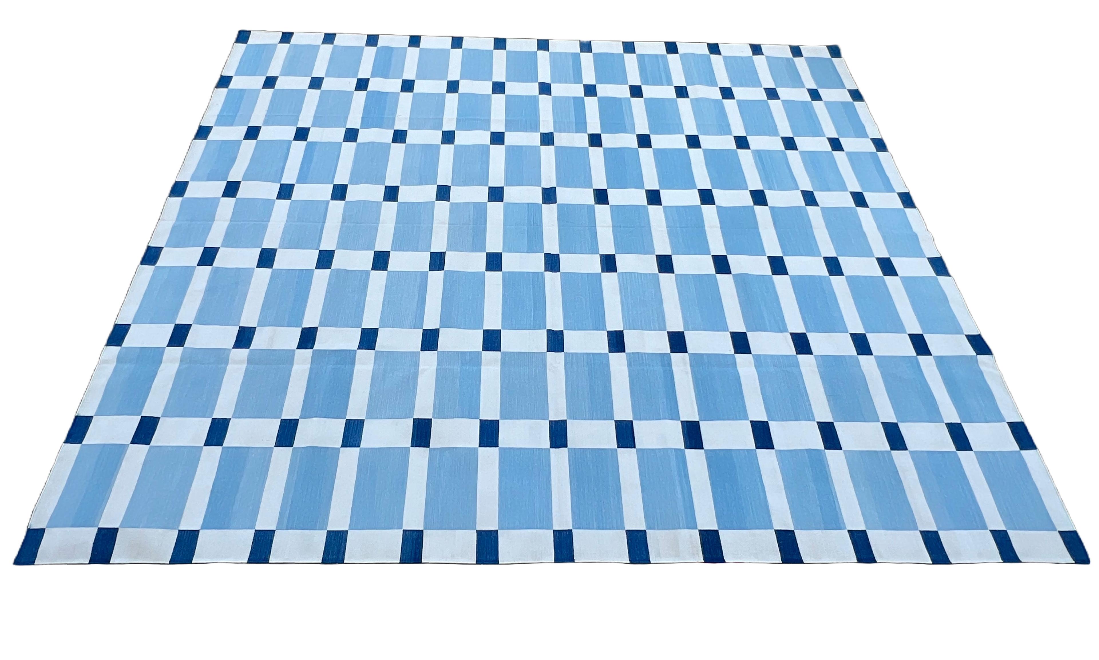 Tappeto a tessitura piatta in cotone fatto a mano, Dhurrie indiano geometrico blu cielo e bianco In condizioni Nuovo in vendita a Jaipur, IN
