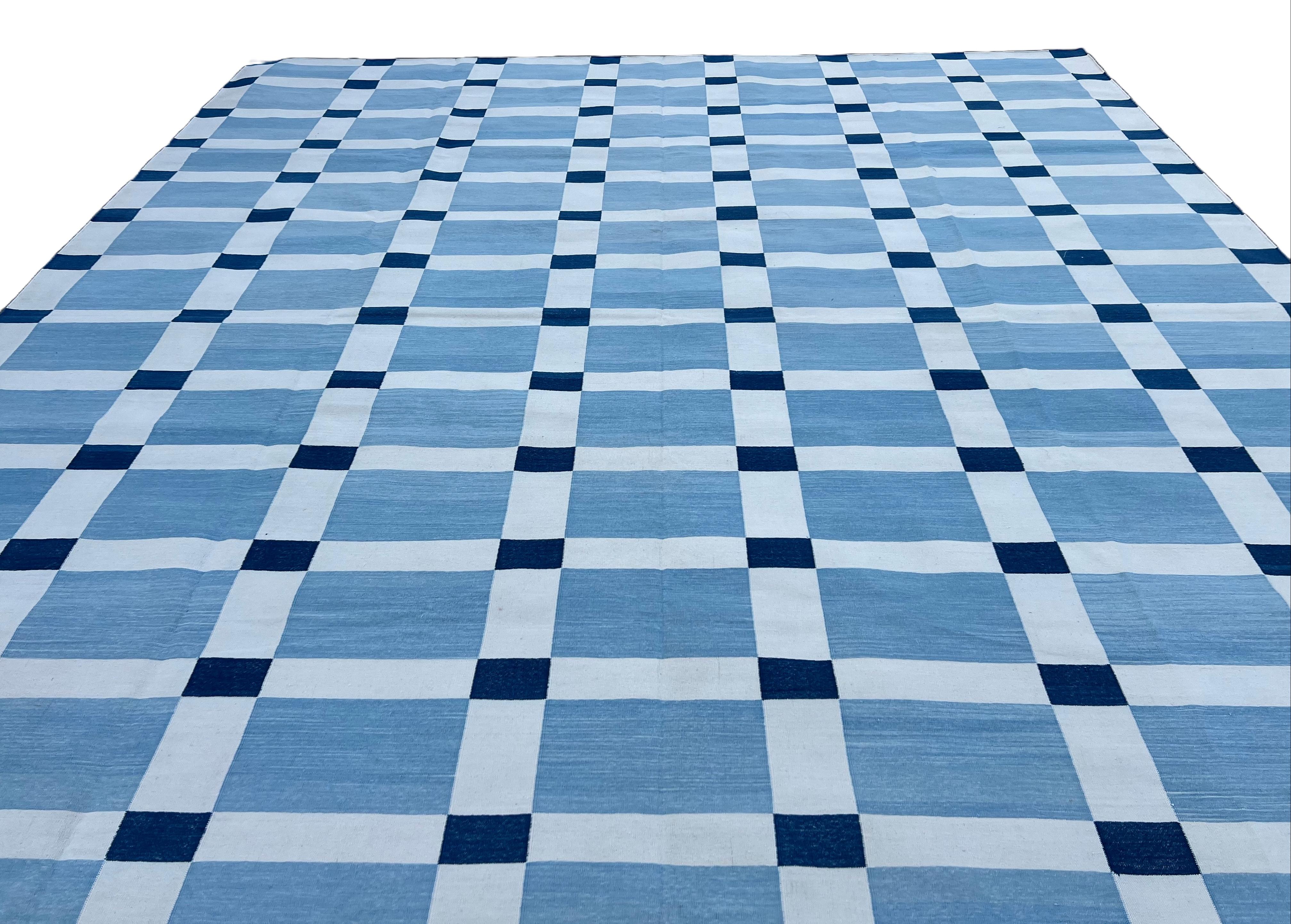 Handgefertigter Flachgewebe-Teppich aus Baumwolle, Himmelblau und Weiß, geometrisch, indisch, Dhurrie (21. Jahrhundert und zeitgenössisch) im Angebot