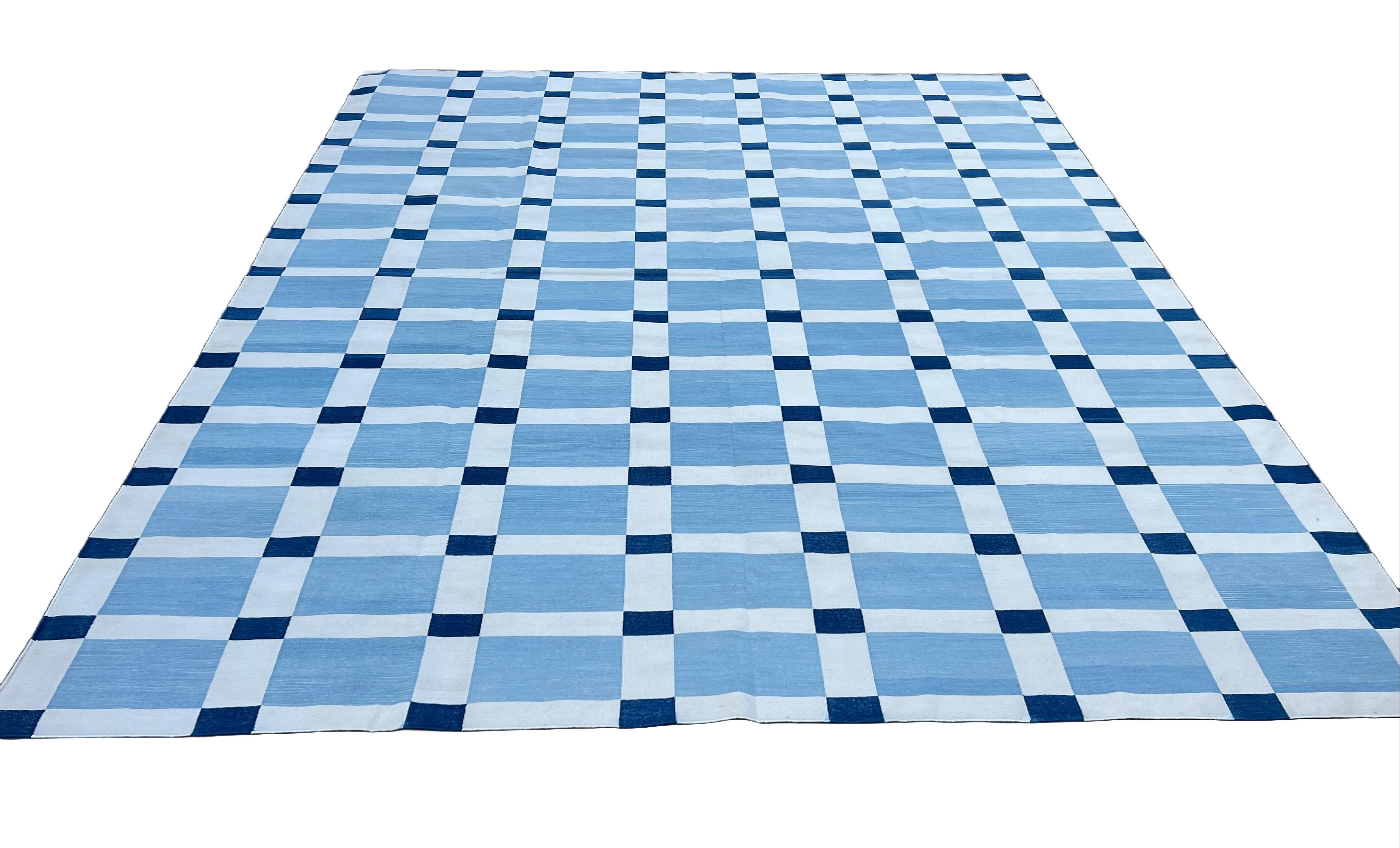 Handgefertigter Flachgewebe-Teppich aus Baumwolle, Himmelblau und Weiß, geometrisch, indisch, Dhurrie im Angebot 1