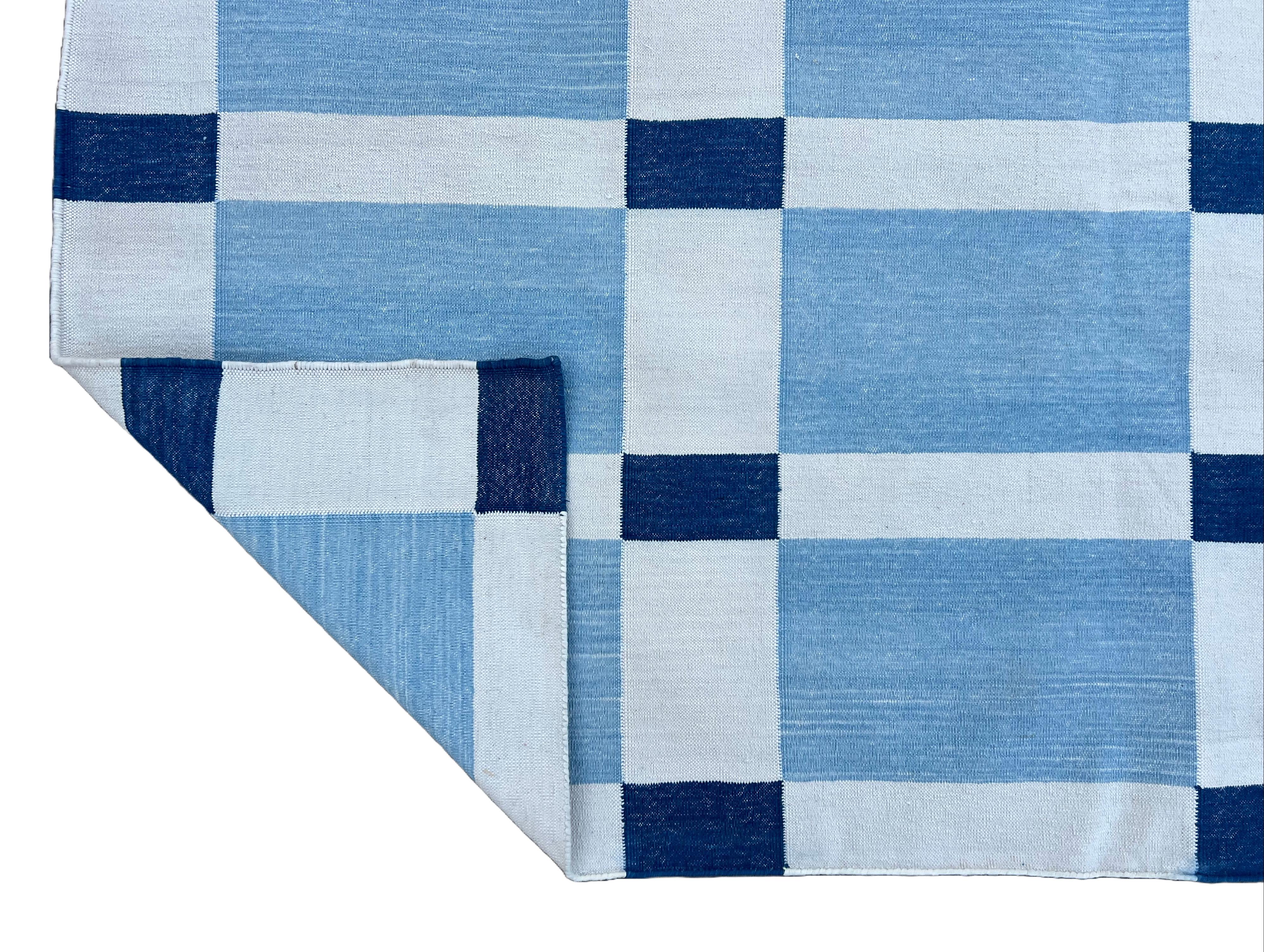 Handgefertigter Flachgewebe-Teppich aus Baumwolle, Himmelblau und Weiß, geometrisch, indisch, Dhurrie im Angebot 2