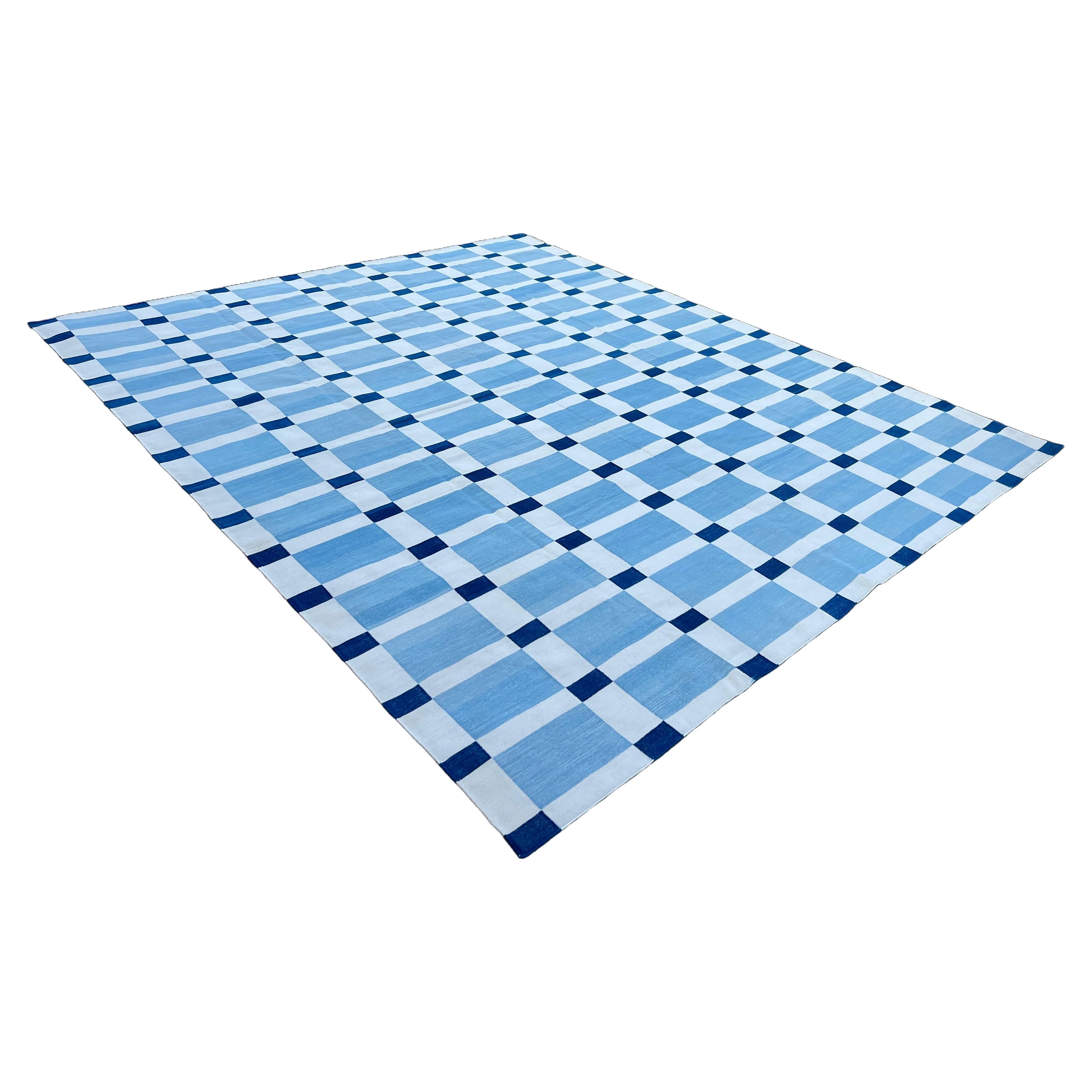 Handgefertigter Flachgewebe-Teppich aus Baumwolle, Himmelblau und Weiß, geometrisch, indisch, Dhurrie im Angebot