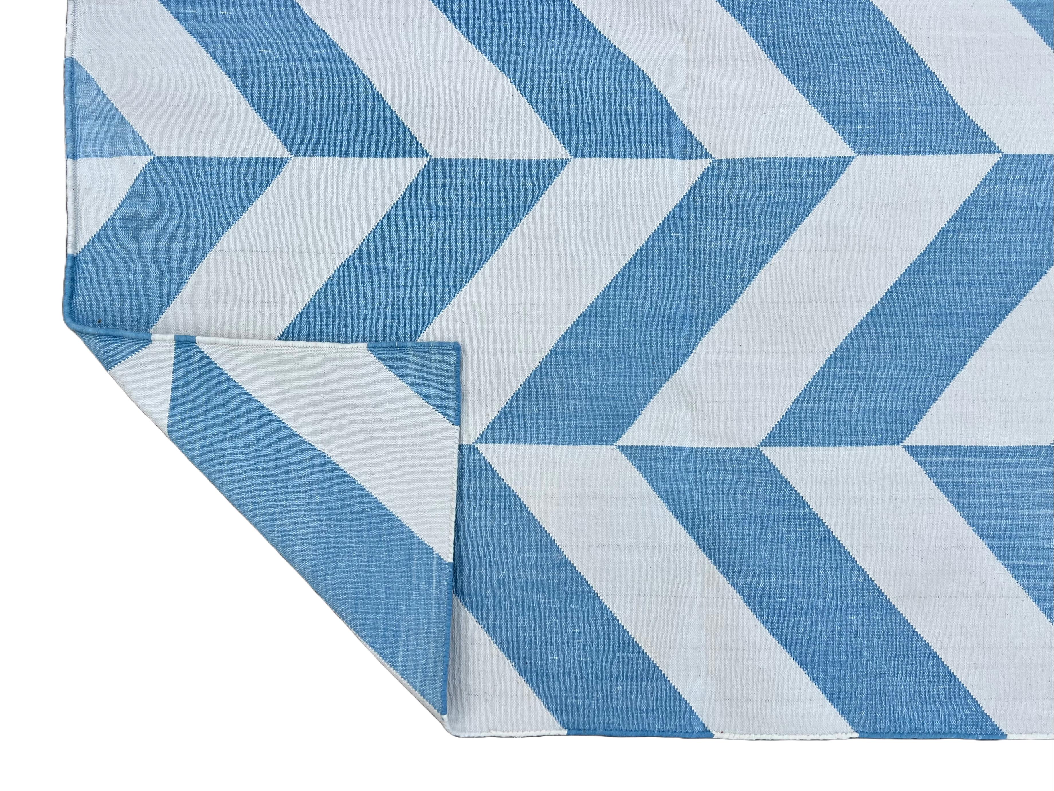 Tappeto indiano a righe Zig Zag in cotone naturale tinto al vegetale, blu cielo e bianco 8'x10'
Queste speciali dhurry a trama piatta sono tessute a mano con un filo di cotone 100% a 15 strati. A causa delle speciali tecniche di produzione