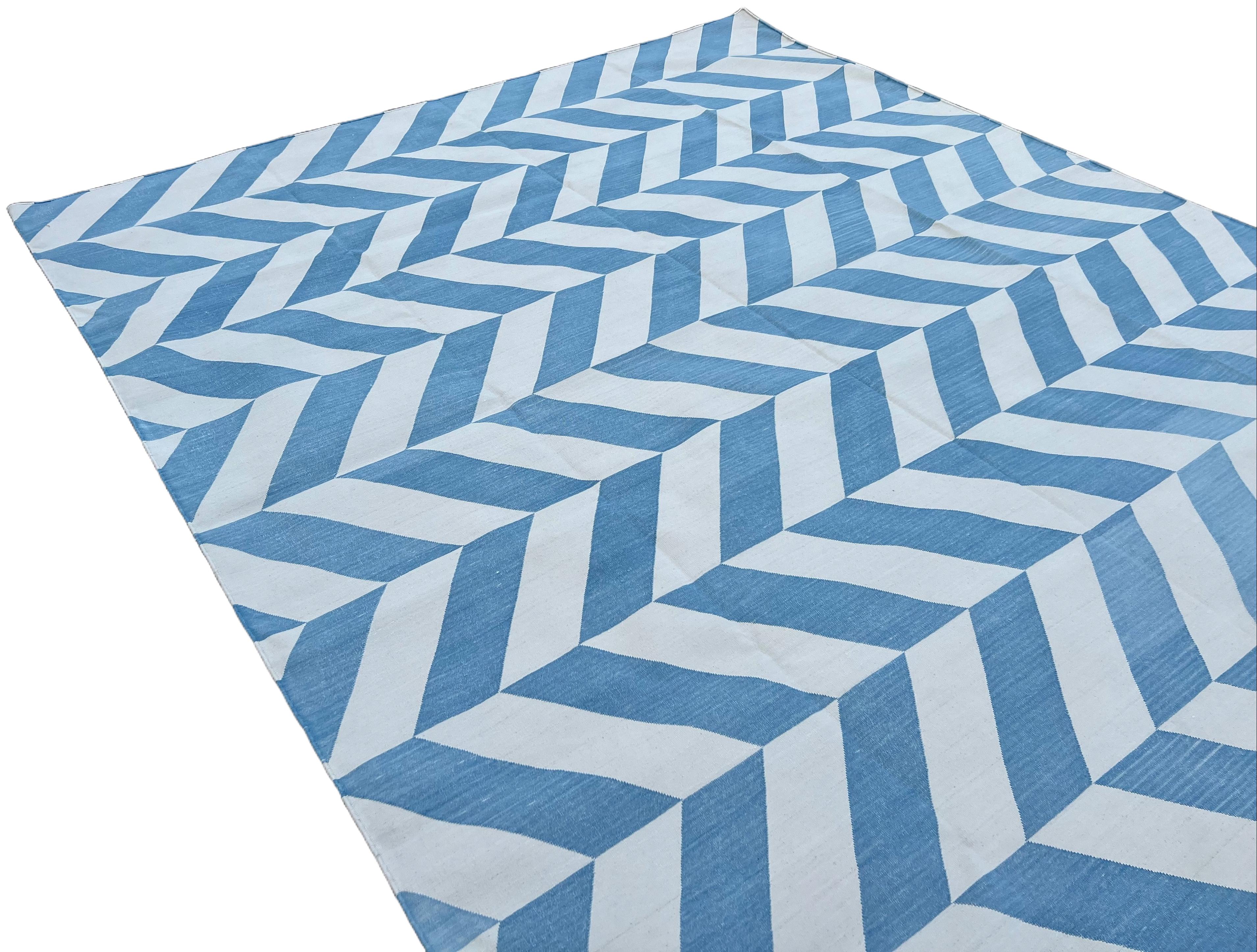 Cotone Tappeto a tessitura piatta in cotone fatto a mano, Dhurrie a strisce Zig Zag bianche e blu cielo in vendita