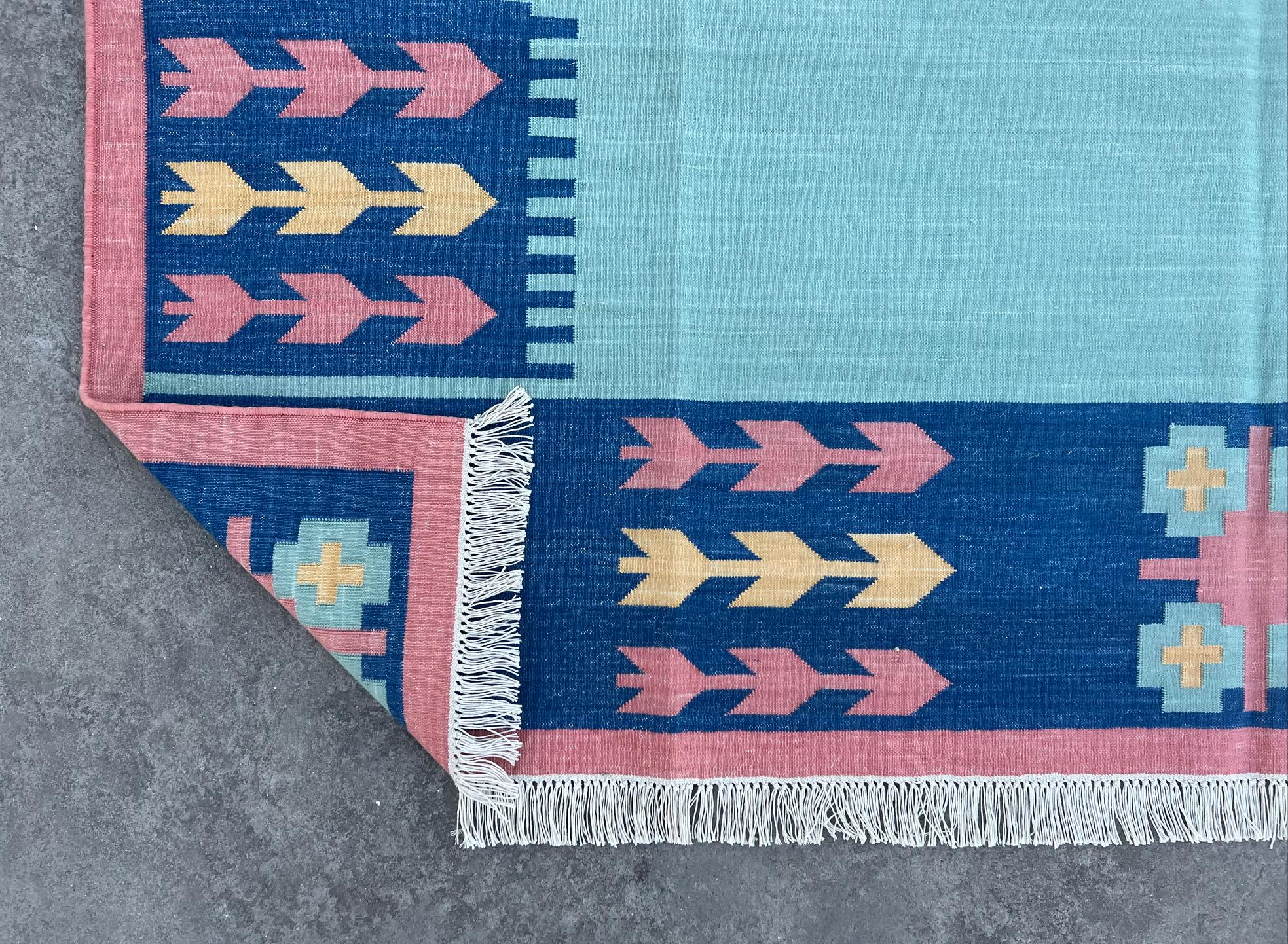 Handgefertigter Flachgewebe-Teppich aus Baumwolle, Himmelblau & Rosa Blattmuster Indischer Dhurrie im Angebot 5